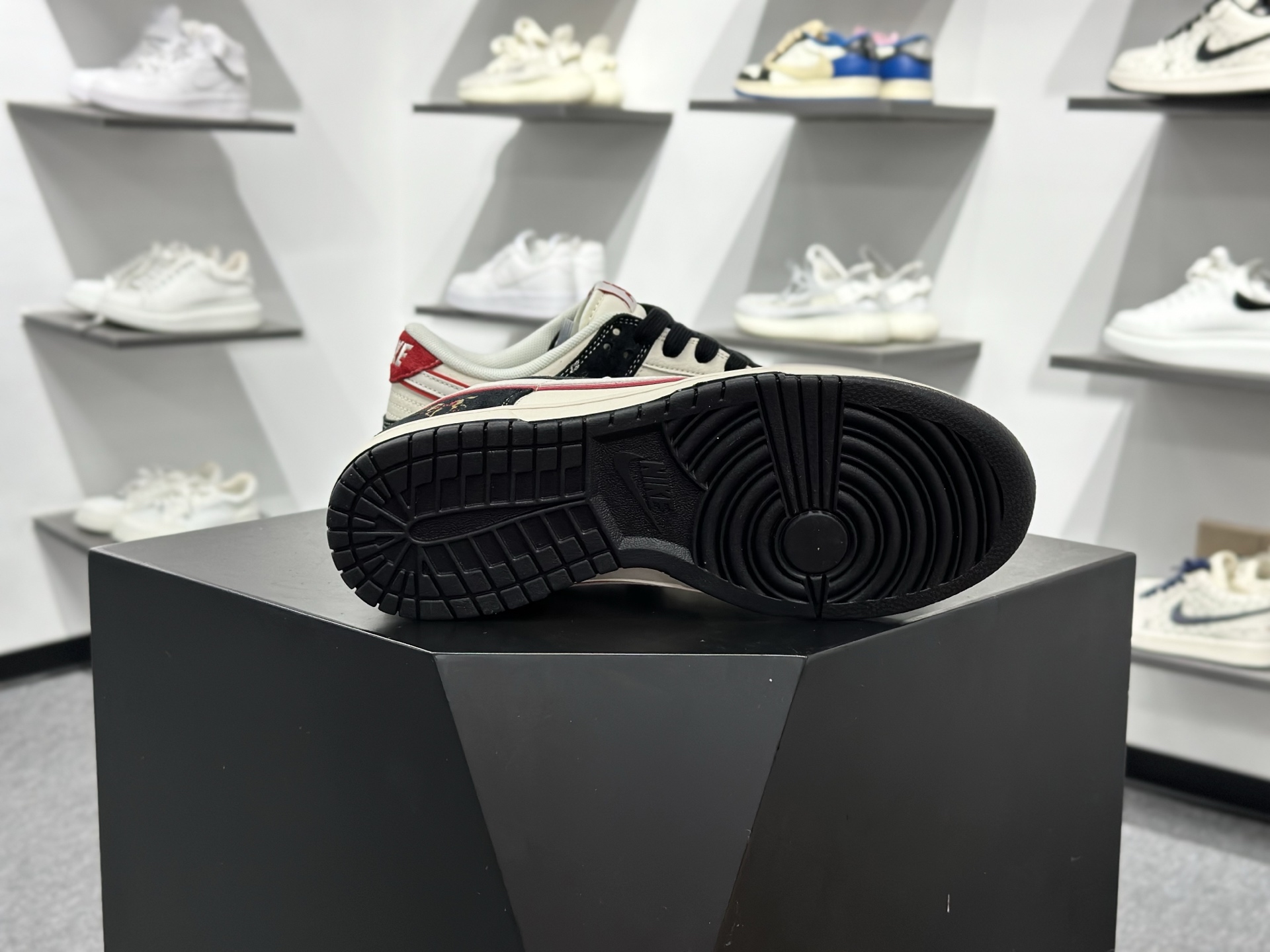 Nike SB Dunk Low 马年限定 黑白红 FC1688-259-Top High Quatity Cheap Sneakers Fashion Clothing Clothes Bags handbags Shoes of all Brand wholesale With The best Quality And Beautiful Price from China Factory Chinese suppliers wholesaler seller Nike SB Dunk Low 马年限定 黑白红 FC1688-259