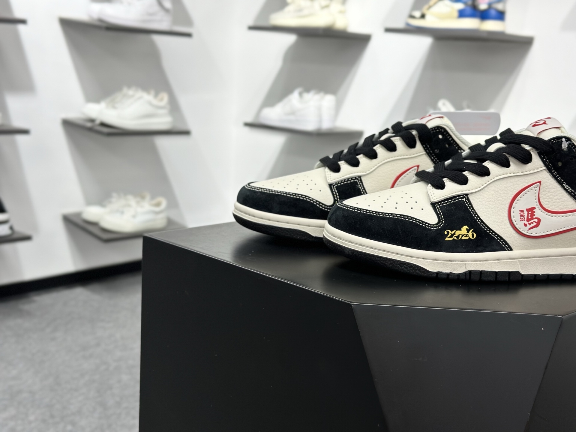 Nike SB Dunk Low 马年限定 黑白红 FC1688-259-Top High Quatity Cheap Sneakers Fashion Clothing Clothes Bags handbags Shoes of all Brand wholesale With The best Quality And Beautiful Price from China Factory Chinese suppliers wholesaler seller Nike SB Dunk Low 马年限定 黑白红 FC1688-259