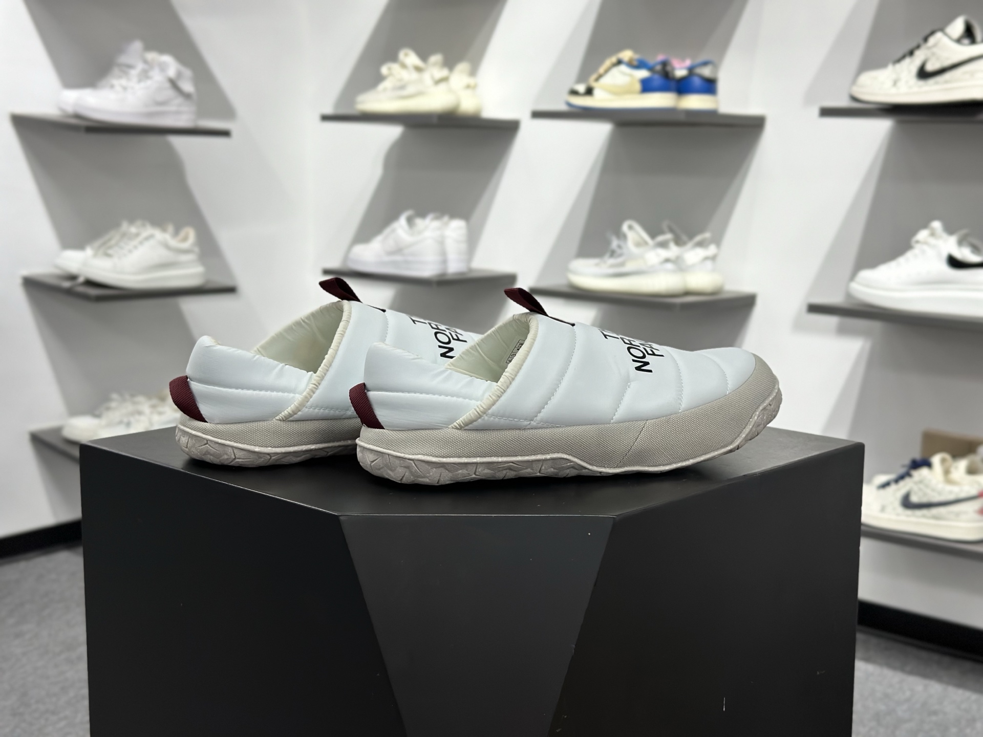 北面THE NORTH FACE NUPTSE MULE 舒适耐磨 减震耐磨 低帮户外功能鞋 NFOA5G2B7UR-075