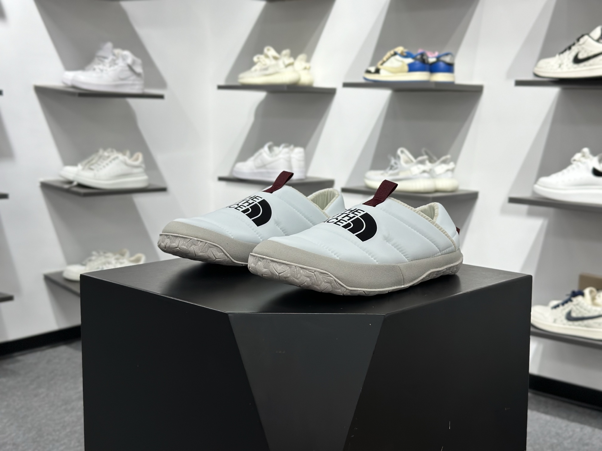 北面THE NORTH FACE NUPTSE MULE 舒适耐磨 减震耐磨 低帮户外功能鞋 NFOA5G2B7UR-075