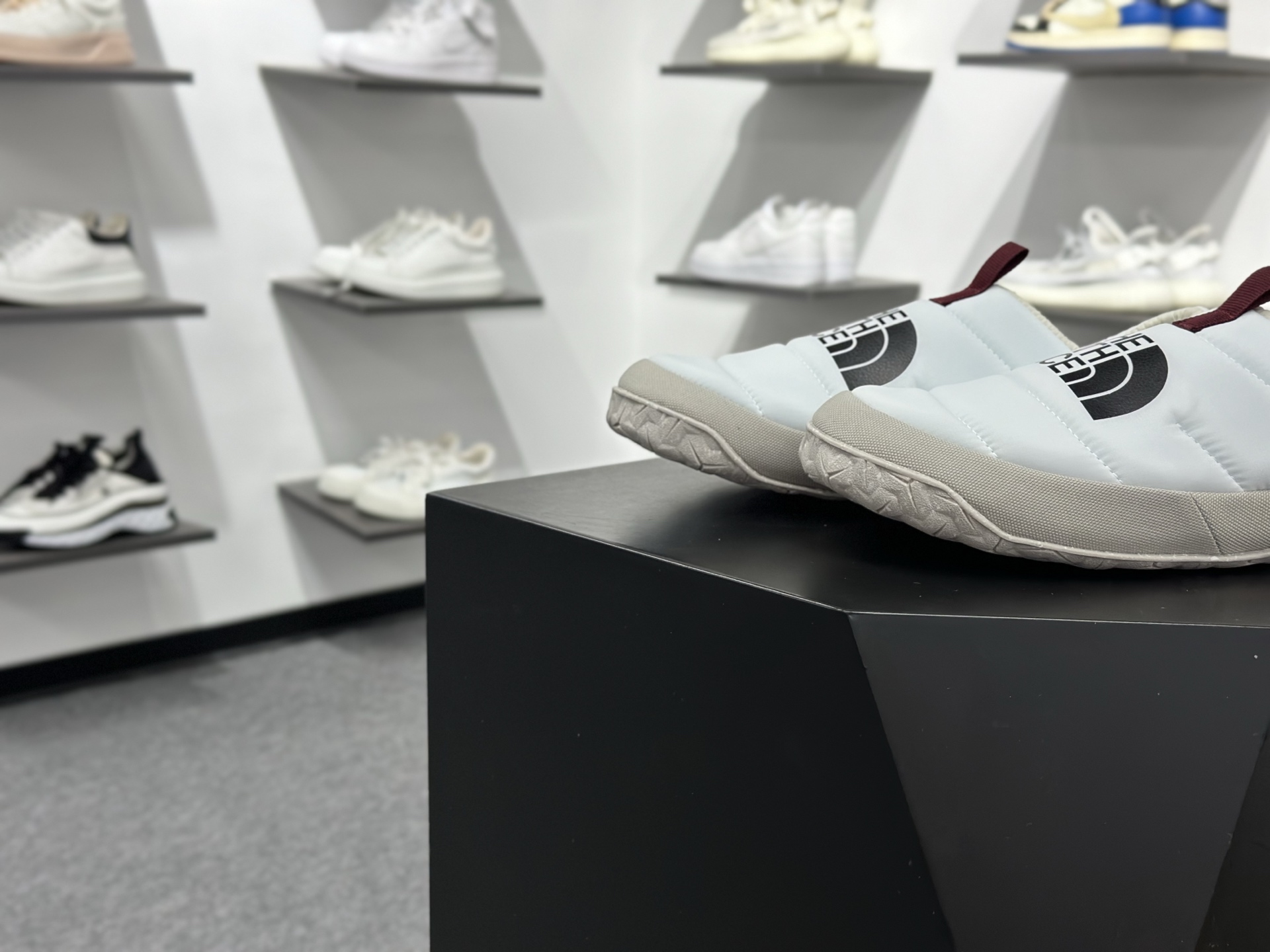 北面THE NORTH FACE NUPTSE MULE 舒适耐磨 减震耐磨 低帮户外功能鞋 NFOA5G2B7UR-075