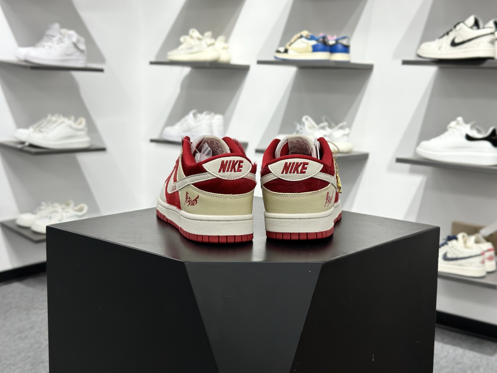 新款定制限量发售Nike SB Dunk Low“ 马年限定----白红金祥云” 低帮休闲板鞋 SD8888-020