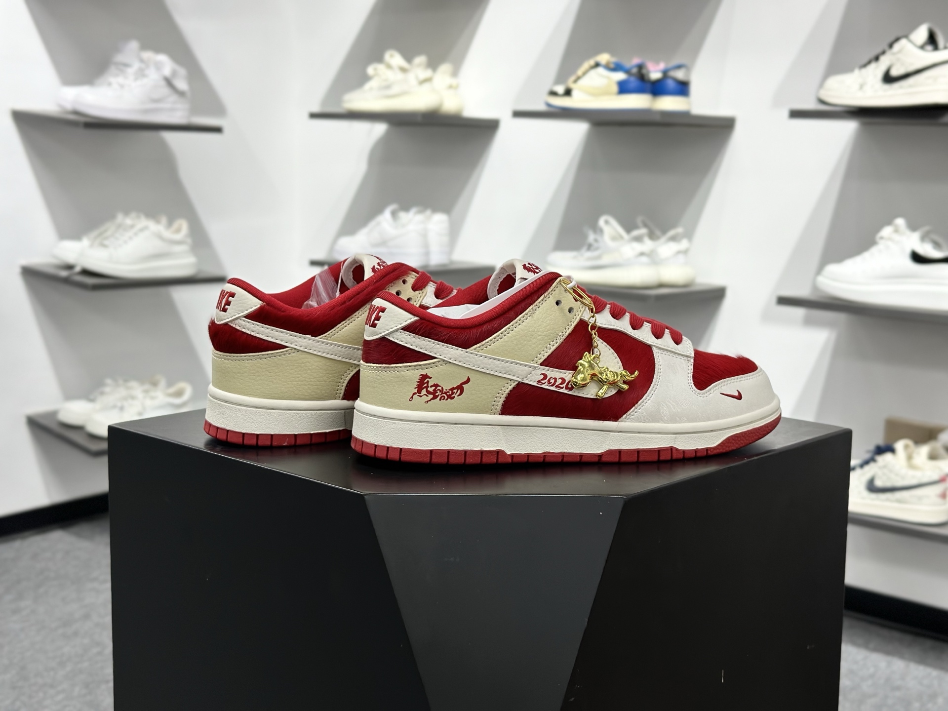 新款定制限量发售Nike SB Dunk Low“ 马年限定----白红金祥云” 低帮休闲板鞋 SD8888-020