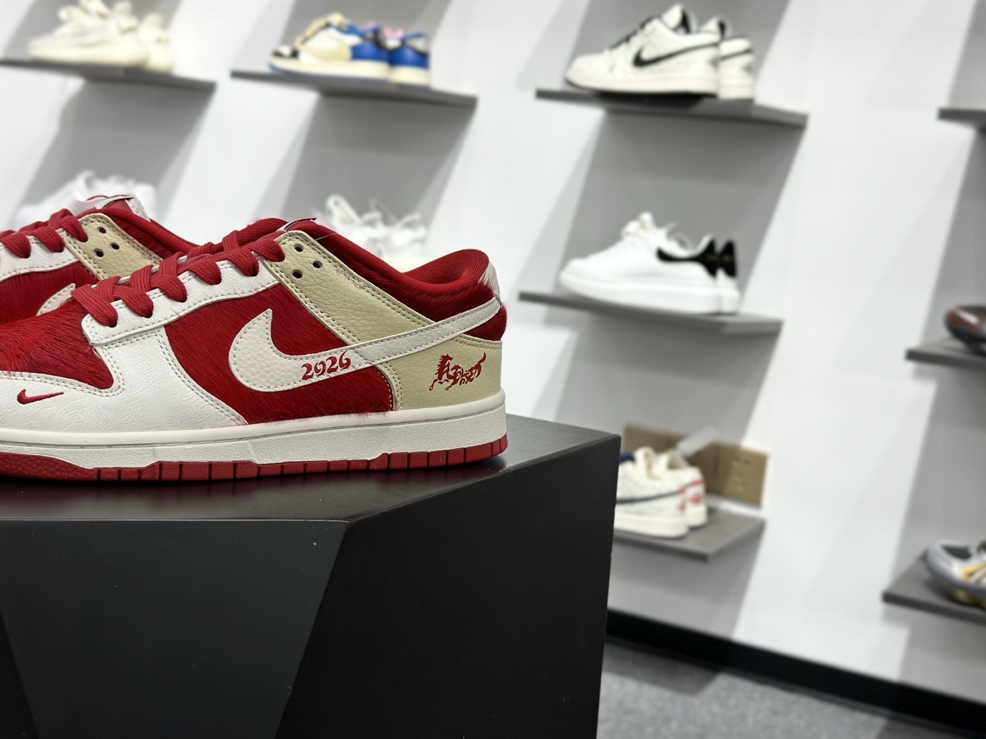 新款定制限量发售Nike SB Dunk Low“ 马年限定----白红金祥云” 低帮休闲板鞋 SD8888-020