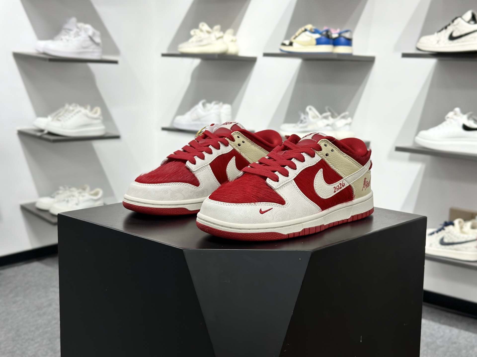 新款定制限量发售Nike SB Dunk Low“ 马年限定—-白红金祥云” 低帮休闲板鞋 SD8888-020