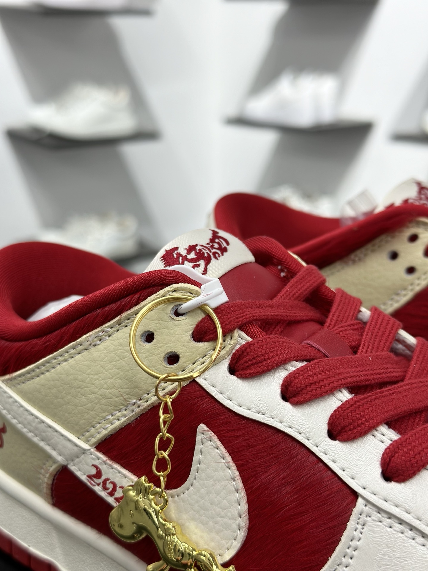 新款定制限量发售Nike SB Dunk Low“ 马年限定----白红金祥云” 低帮休闲板鞋 SD8888-020