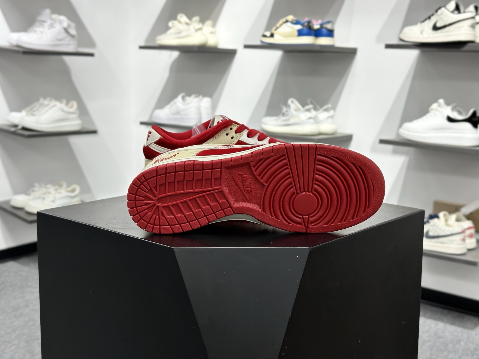 新款定制限量发售Nike SB Dunk Low“ 马年限定----白红金祥云” 低帮休闲板鞋 SD8888-020