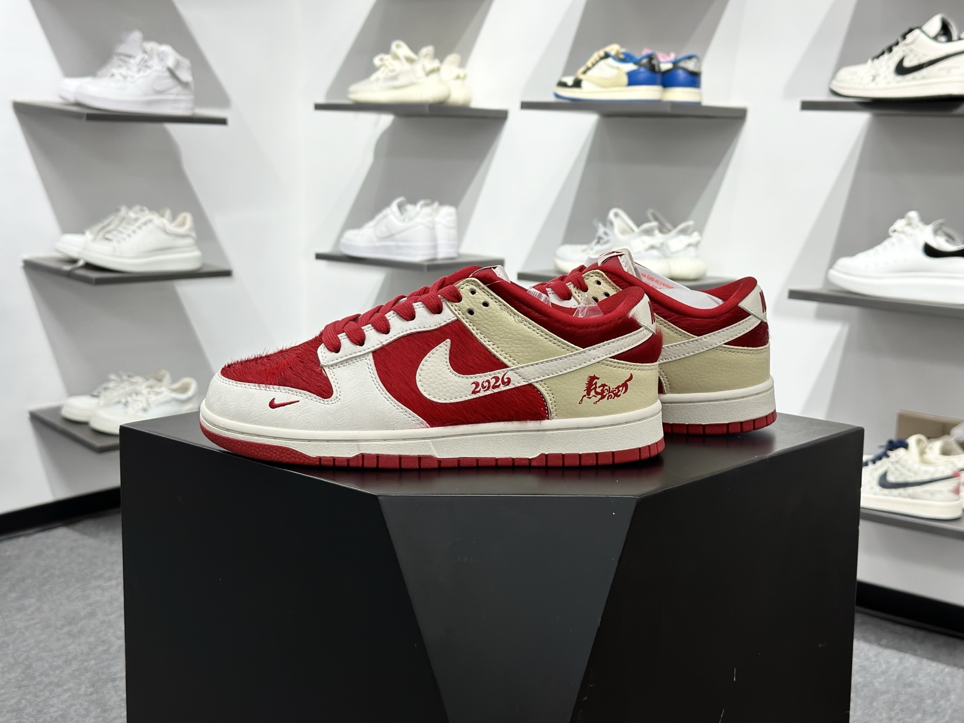 新款定制限量发售Nike SB Dunk Low“ 马年限定----白红金祥云” 低帮休闲板鞋 SD8888-020