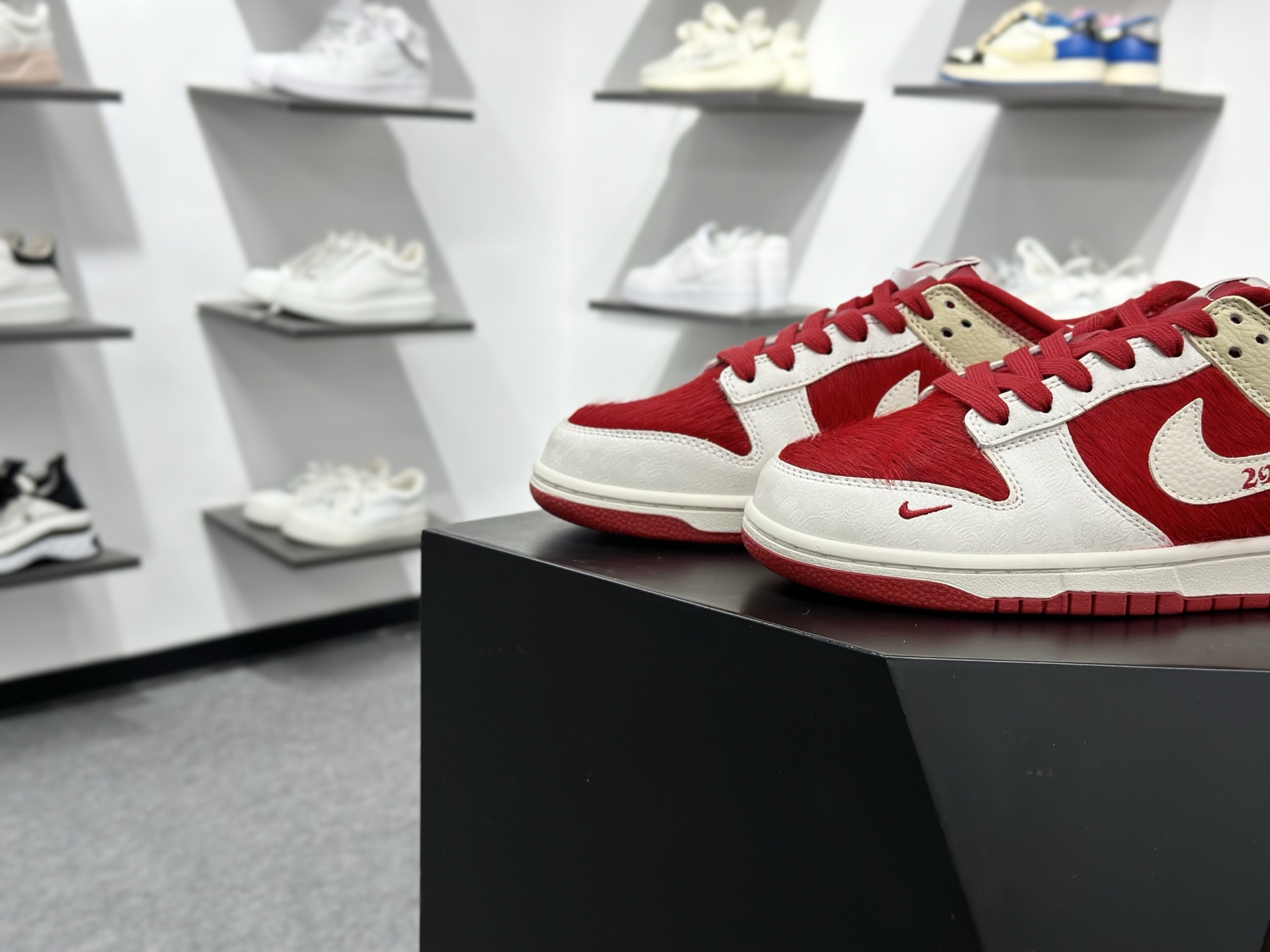 新款定制限量发售Nike SB Dunk Low“ 马年限定----白红金祥云” 低帮休闲板鞋 SD8888-020
