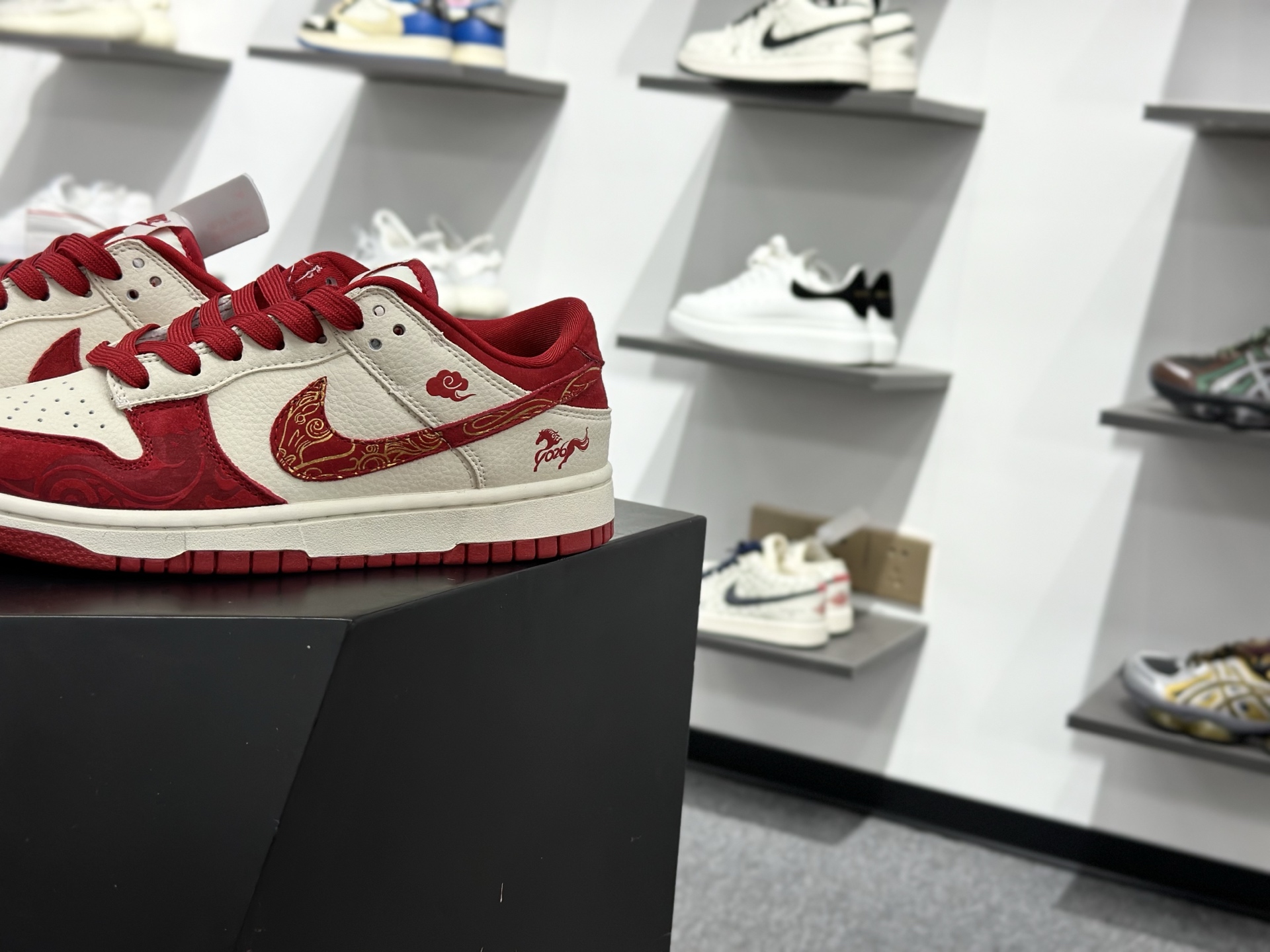 Nike SB Dunk Low“ 马年限定----白红金祥云” 特殊定制材料 高端定制 低帮休闲板鞋 SD8888-008-High Quatity Cheap Brand wholesale wholesaler seller Clothes Bags handbags Sneakers Top Fashion Clothing Shoes from China Factory Chinese suppliers best Quality Beautiful Price Nike SB Dunk Low“ 马年限定----白红金祥云” 特殊定制材料 高端定制 低帮休闲板鞋 SD8888-008