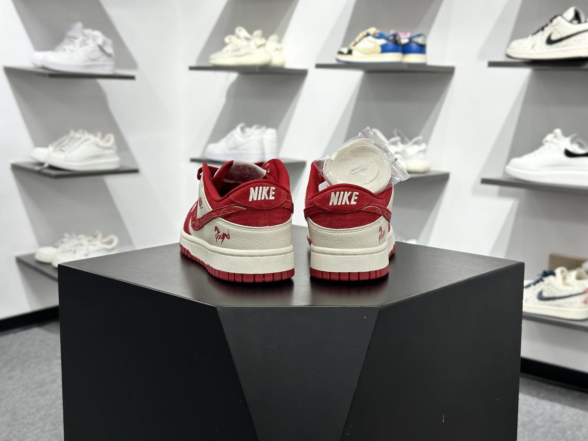 Nike SB Dunk Low“ 马年限定----白红金祥云” 特殊定制材料 高端定制 低帮休闲板鞋 SD8888-008-High Quatity Cheap Brand wholesale wholesaler seller Clothes Bags handbags Sneakers Top Fashion Clothing Shoes from China Factory Chinese suppliers best Quality Beautiful Price Nike SB Dunk Low“ 马年限定----白红金祥云” 特殊定制材料 高端定制 低帮休闲板鞋 SD8888-008