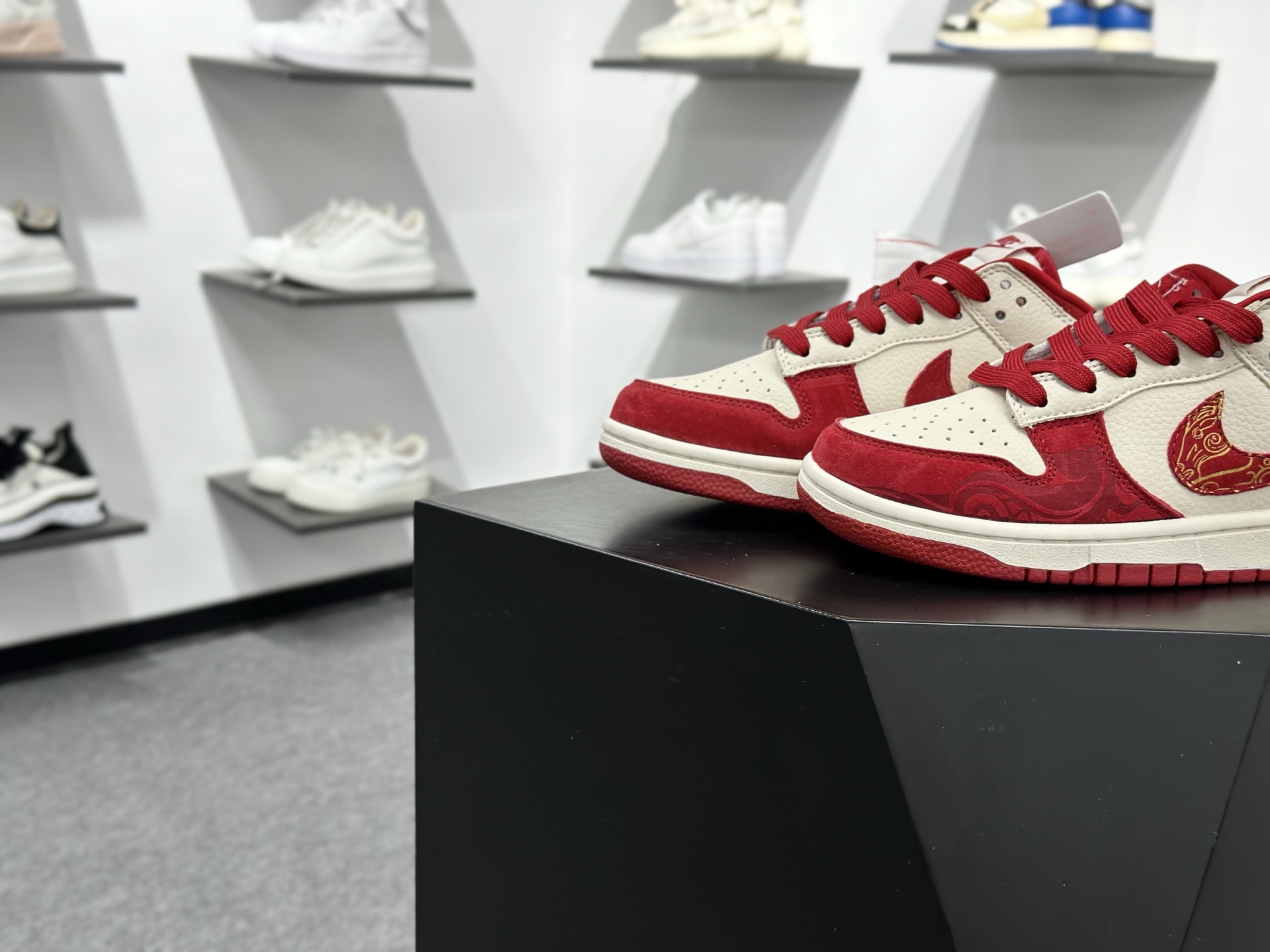 Nike SB Dunk Low“ 马年限定----白红金祥云” 特殊定制材料 高端定制 低帮休闲板鞋 SD8888-008-High Quatity Cheap Brand wholesale wholesaler seller Clothes Bags handbags Sneakers Top Fashion Clothing Shoes from China Factory Chinese suppliers best Quality Beautiful Price Nike SB Dunk Low“ 马年限定----白红金祥云” 特殊定制材料 高端定制 低帮休闲板鞋 SD8888-008