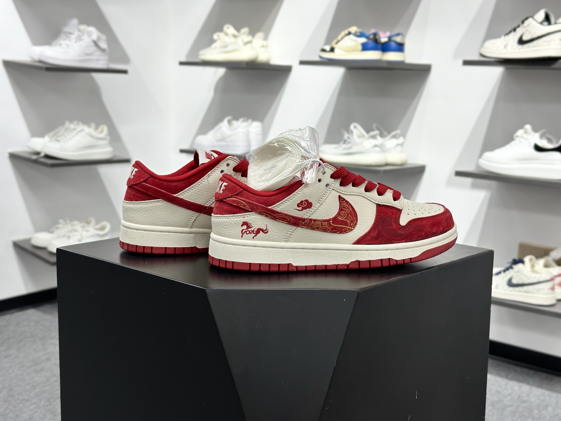 Nike SB Dunk Low“ 马年限定----白红金祥云” 特殊定制材料 高端定制 低帮休闲板鞋 SD8888-008-High Quatity Cheap Brand wholesale wholesaler seller Clothes Bags handbags Sneakers Top Fashion Clothing Shoes from China Factory Chinese suppliers best Quality Beautiful Price Nike SB Dunk Low“ 马年限定----白红金祥云” 特殊定制材料 高端定制 低帮休闲板鞋 SD8888-008