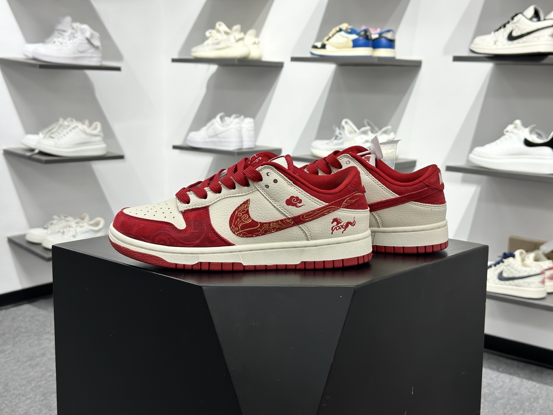Nike SB Dunk Low“ 马年限定----白红金祥云” 特殊定制材料 高端定制 低帮休闲板鞋 SD8888-008-High Quatity Cheap Brand wholesale wholesaler seller Clothes Bags handbags Sneakers Top Fashion Clothing Shoes from China Factory Chinese suppliers best Quality Beautiful Price Nike SB Dunk Low“ 马年限定----白红金祥云” 特殊定制材料 高端定制 低帮休闲板鞋 SD8888-008
