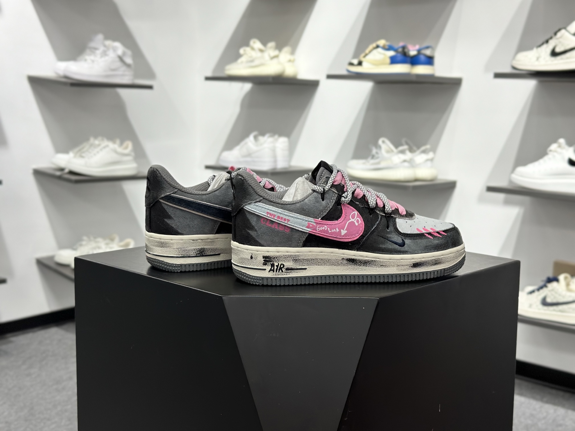 手绘涂鸦“灰粉幸运符”Nike Air Force 1 “ Gray-Pink Lucky Charm”空军一号定制板鞋 YD2425-880