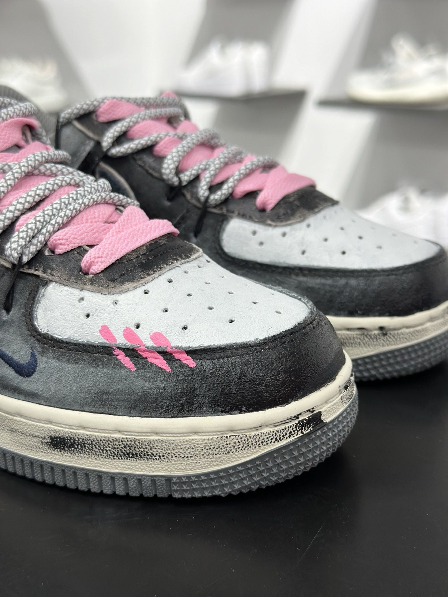 手绘涂鸦“灰粉幸运符”Nike Air Force 1 “ Gray-Pink Lucky Charm”空军一号定制板鞋 YD2425-880