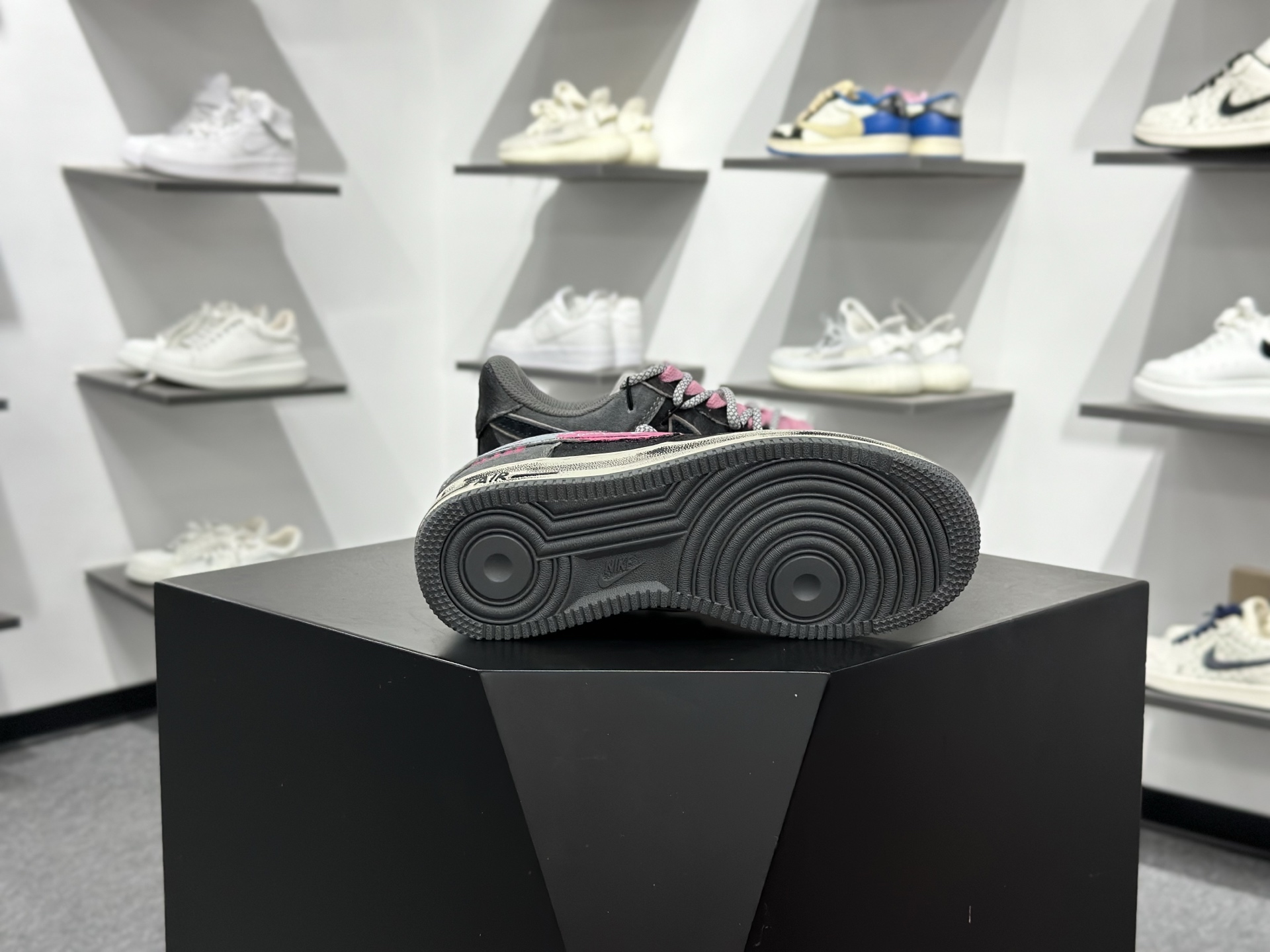 手绘涂鸦“灰粉幸运符”Nike Air Force 1 “ Gray-Pink Lucky Charm”空军一号定制板鞋 YD2425-880