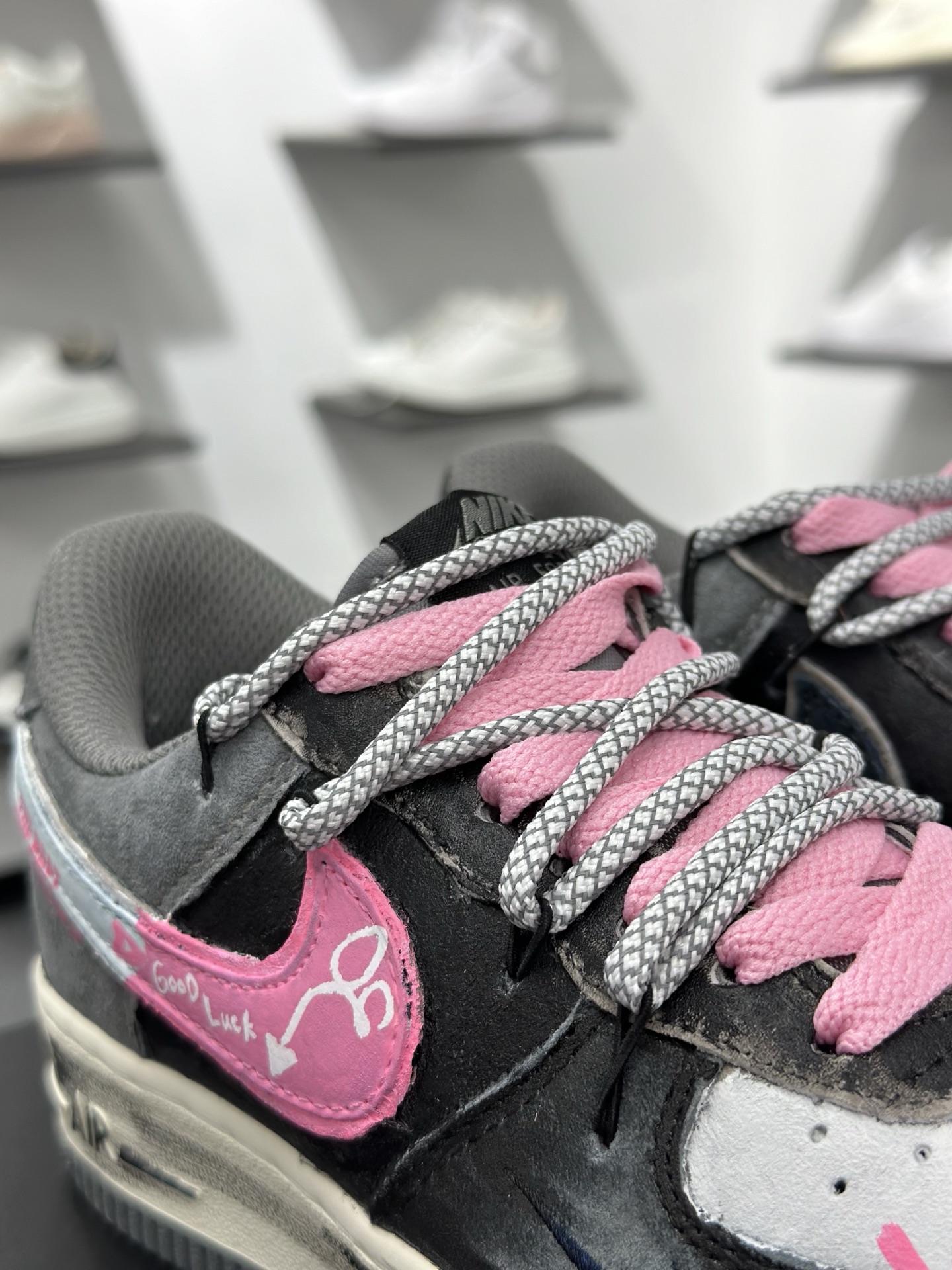 手绘涂鸦“灰粉幸运符”Nike Air Force 1 “ Gray-Pink Lucky Charm”空军一号定制板鞋 YD2425-880