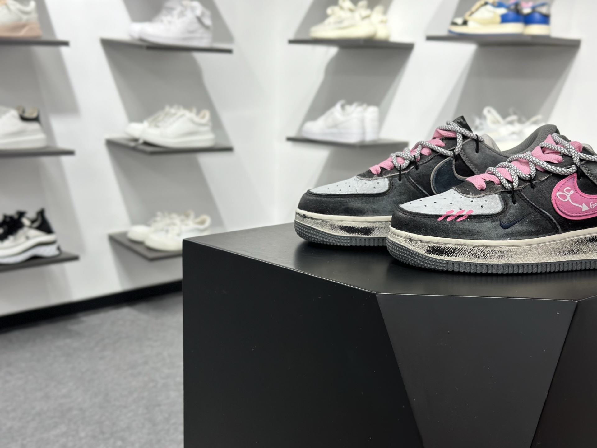 手绘涂鸦“灰粉幸运符”Nike Air Force 1 “ Gray-Pink Lucky Charm”空军一号定制板鞋 YD2425-880
