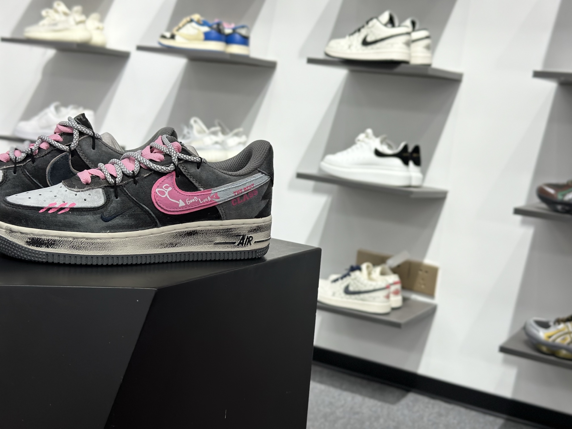 手绘涂鸦“灰粉幸运符”Nike Air Force 1 “ Gray-Pink Lucky Charm”空军一号定制板鞋 YD2425-880