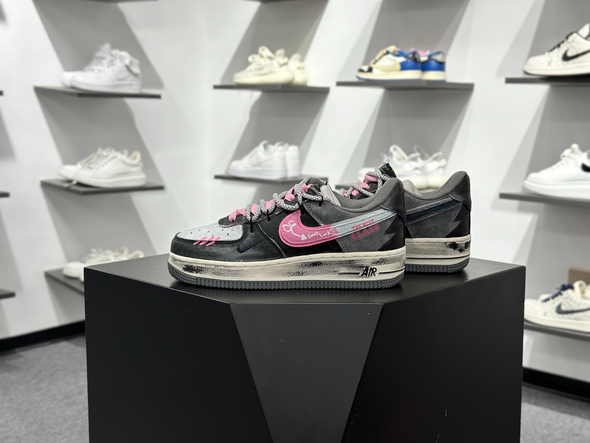 手绘涂鸦“灰粉幸运符”Nike Air Force 1 “ Gray-Pink Lucky Charm”空军一号定制板鞋 YD2425-880