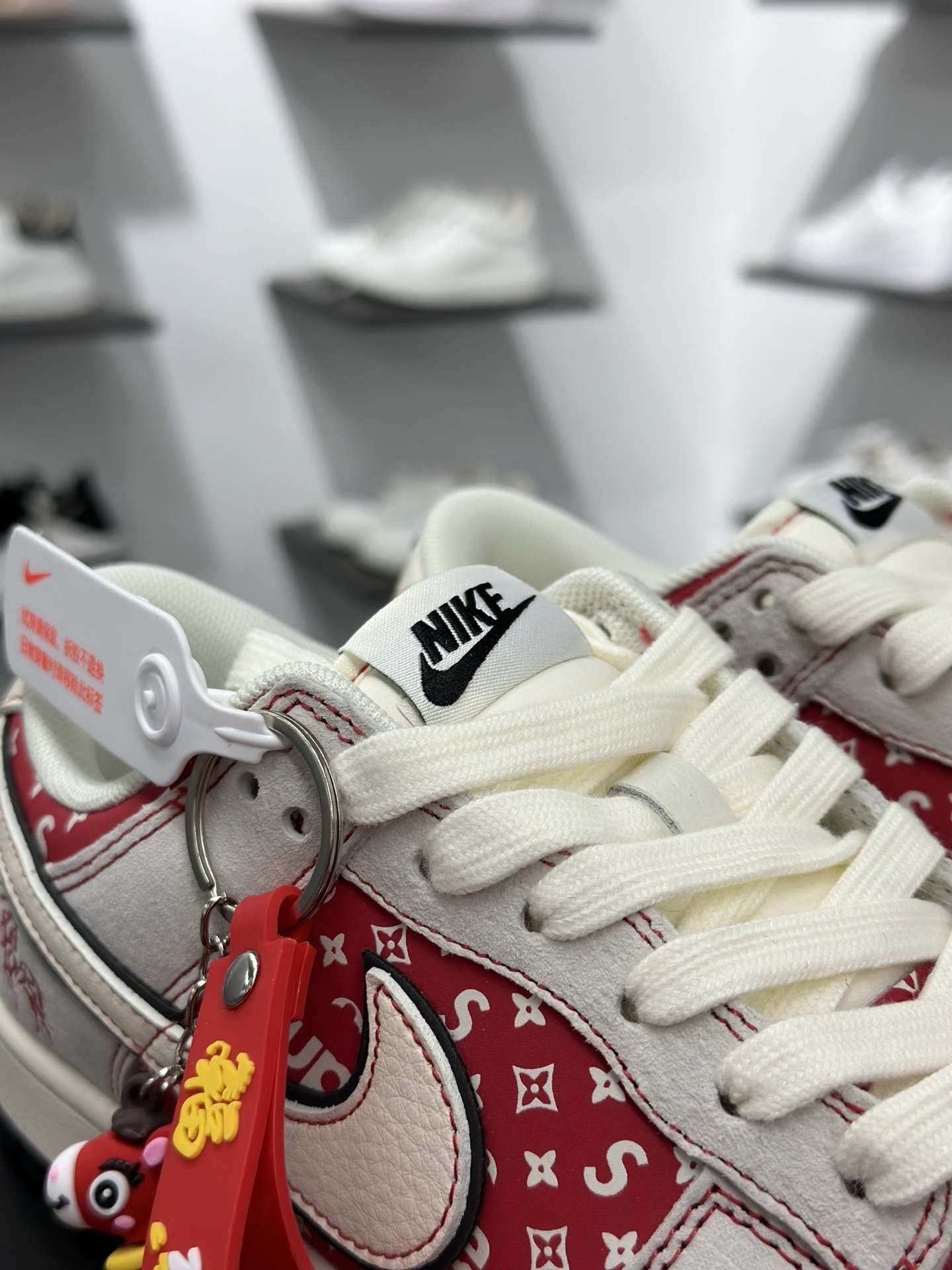 Nike SB Dunk Low x Superme 马年限定 灰白红 JP2026-107-Chinese wholesaler seller Clothes Bags handbags wholesale Shoes High Quatity wholesaler seller Cheap Sneakers from China Factory Chinese suppliers china wholesale clothing wholesaler seller Nike SB Dunk Low x Superme 马年限定 灰白红 JP2026-107