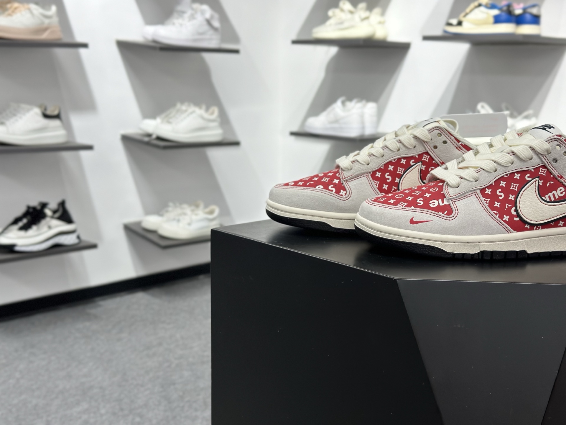 Nike SB Dunk Low x Superme 马年限定 灰白红 JP2026-107-Chinese wholesaler seller Clothes Bags handbags wholesale Shoes High Quatity wholesaler seller Cheap Sneakers from China Factory Chinese suppliers china wholesale clothing wholesaler seller Nike SB Dunk Low x Superme 马年限定 灰白红 JP2026-107