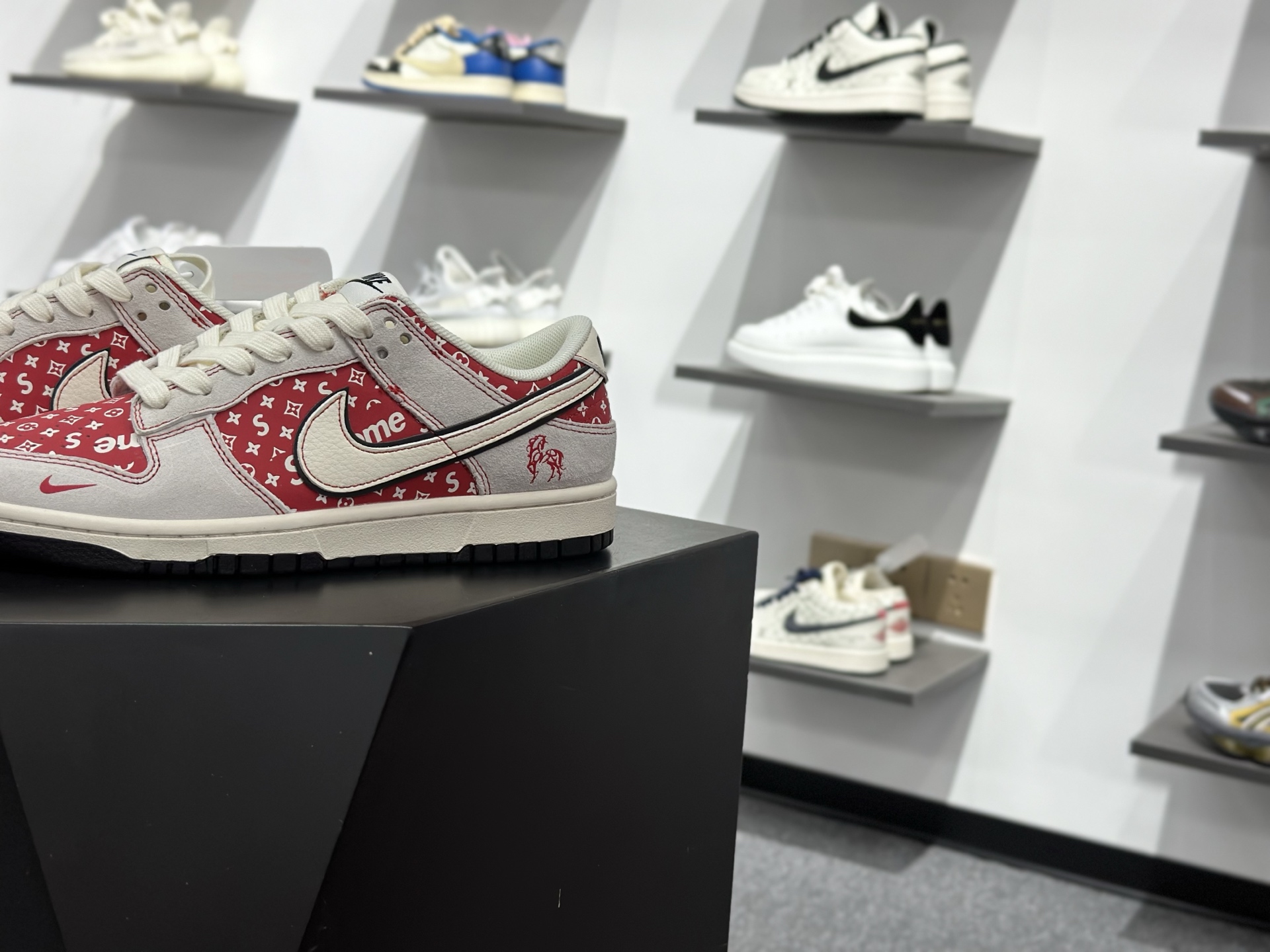 Nike SB Dunk Low x Superme 马年限定 灰白红 JP2026-107-Chinese wholesaler seller Clothes Bags handbags wholesale Shoes High Quatity wholesaler seller Cheap Sneakers from China Factory Chinese suppliers china wholesale clothing wholesaler seller Nike SB Dunk Low x Superme 马年限定 灰白红 JP2026-107