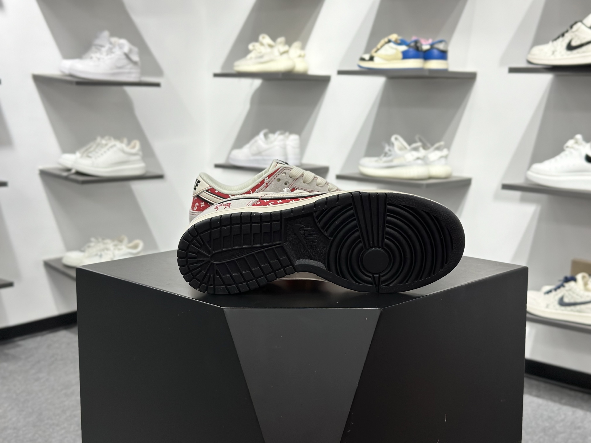 Nike SB Dunk Low x Superme 马年限定 灰白红 JP2026-107-Chinese wholesaler seller Clothes Bags handbags wholesale Shoes High Quatity wholesaler seller Cheap Sneakers from China Factory Chinese suppliers china wholesale clothing wholesaler seller Nike SB Dunk Low x Superme 马年限定 灰白红 JP2026-107