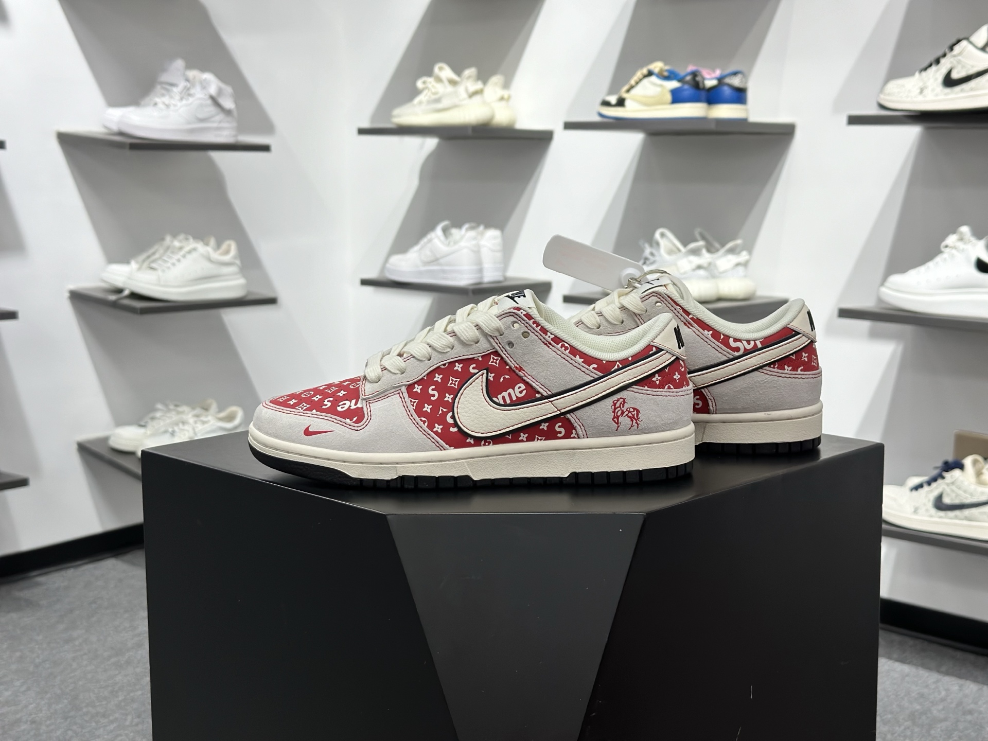 Nike SB Dunk Low x Superme 马年限定 灰白红 JP2026-107-Chinese wholesaler seller Clothes Bags handbags wholesale Shoes High Quatity wholesaler seller Cheap Sneakers from China Factory Chinese suppliers china wholesale clothing wholesaler seller Nike SB Dunk Low x Superme 马年限定 灰白红 JP2026-107