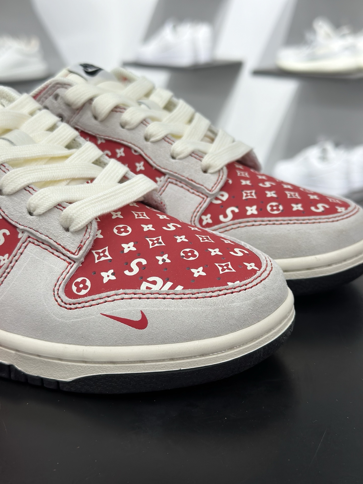 Nike SB Dunk Low x Superme 马年限定 灰白红 JP2026-107-Chinese wholesaler seller Clothes Bags handbags wholesale Shoes High Quatity wholesaler seller Cheap Sneakers from China Factory Chinese suppliers china wholesale clothing wholesaler seller Nike SB Dunk Low x Superme 马年限定 灰白红 JP2026-107