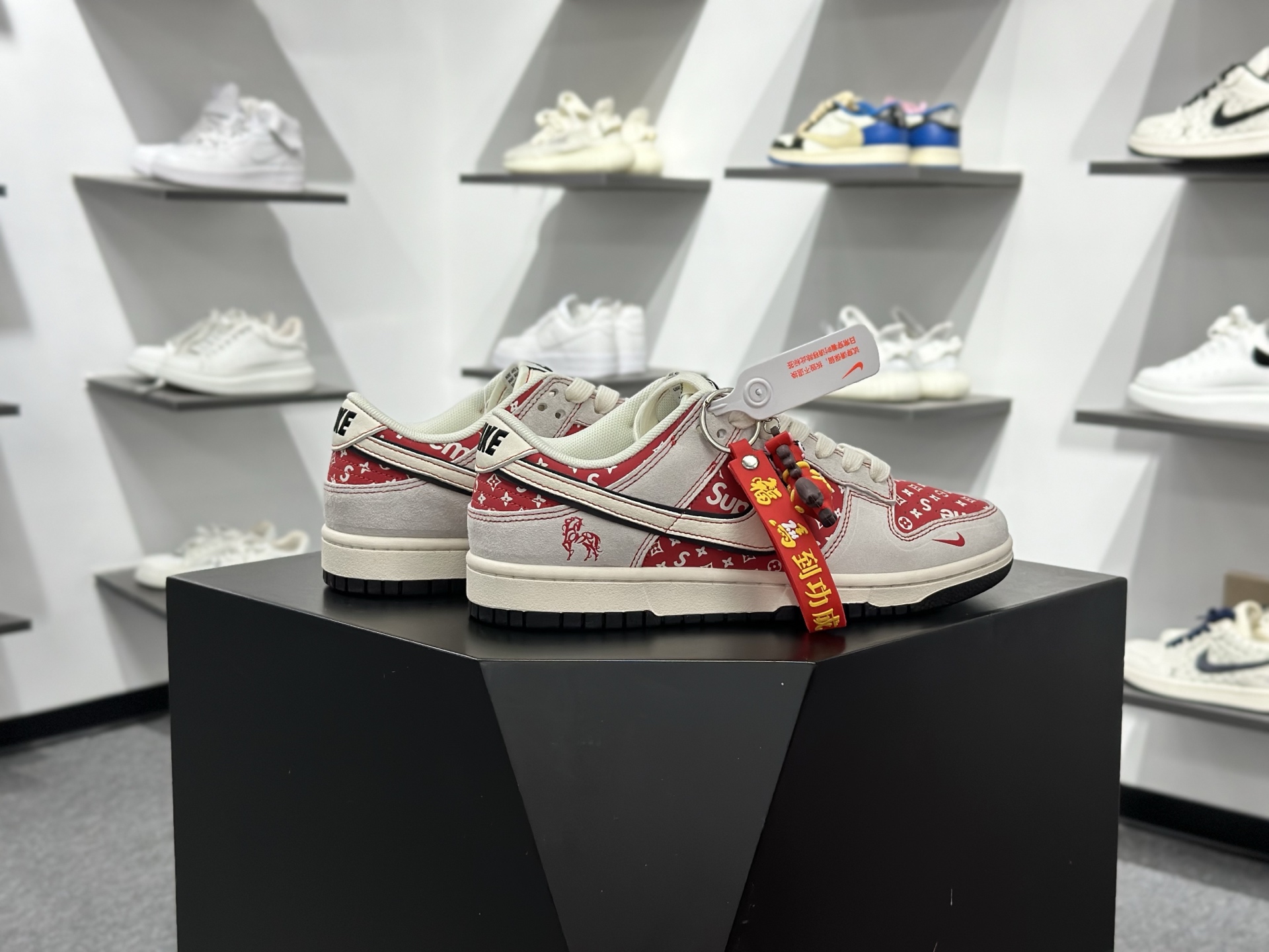 Nike SB Dunk Low x Superme 马年限定 灰白红 JP2026-107-Chinese wholesaler seller Clothes Bags handbags wholesale Shoes High Quatity wholesaler seller Cheap Sneakers from China Factory Chinese suppliers china wholesale clothing wholesaler seller Nike SB Dunk Low x Superme 马年限定 灰白红 JP2026-107