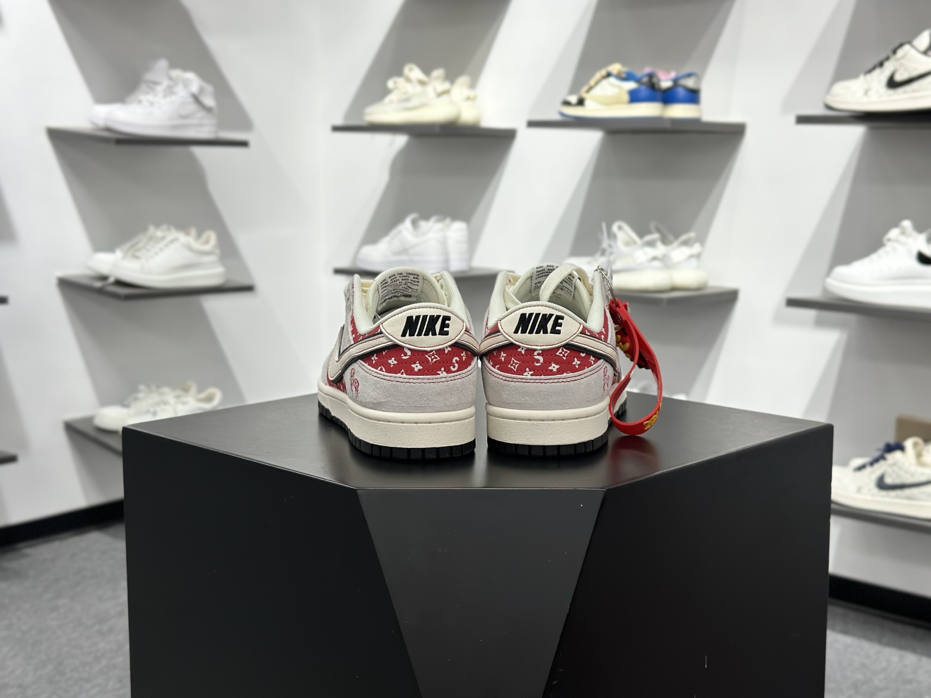 Nike SB Dunk Low x Superme 马年限定 灰白红 JP2026-107-Chinese wholesaler seller Clothes Bags handbags wholesale Shoes High Quatity wholesaler seller Cheap Sneakers from China Factory Chinese suppliers china wholesale clothing wholesaler seller Nike SB Dunk Low x Superme 马年限定 灰白红 JP2026-107