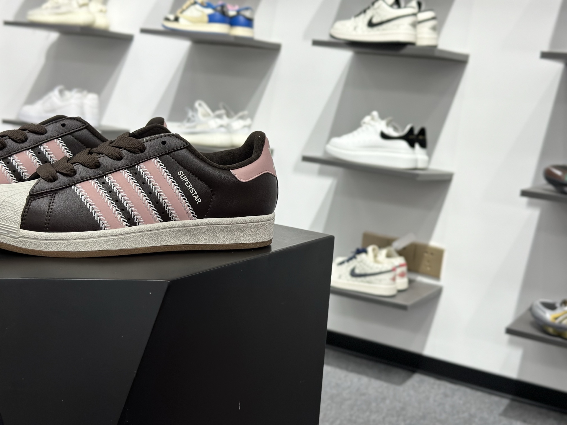 三叶草Adidas Originals Superstar ”Beige/Brown/Pink”经典贝壳头系列低帮百搭休闲运动板鞋“皮革米白棕粉”JP8167