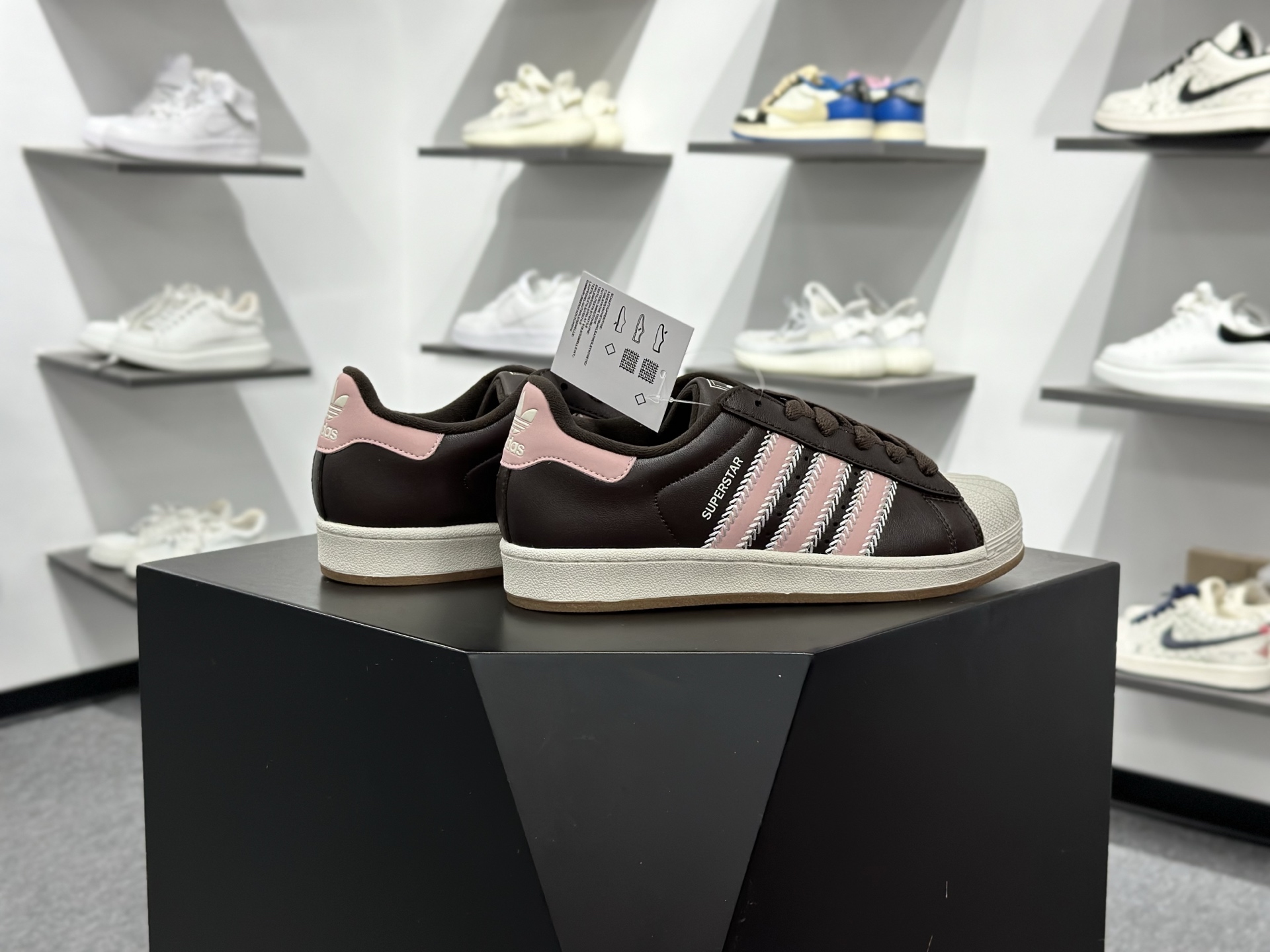 三叶草Adidas Originals Superstar ”Beige/Brown/Pink”经典贝壳头系列低帮百搭休闲运动板鞋“皮革米白棕粉”JP8167