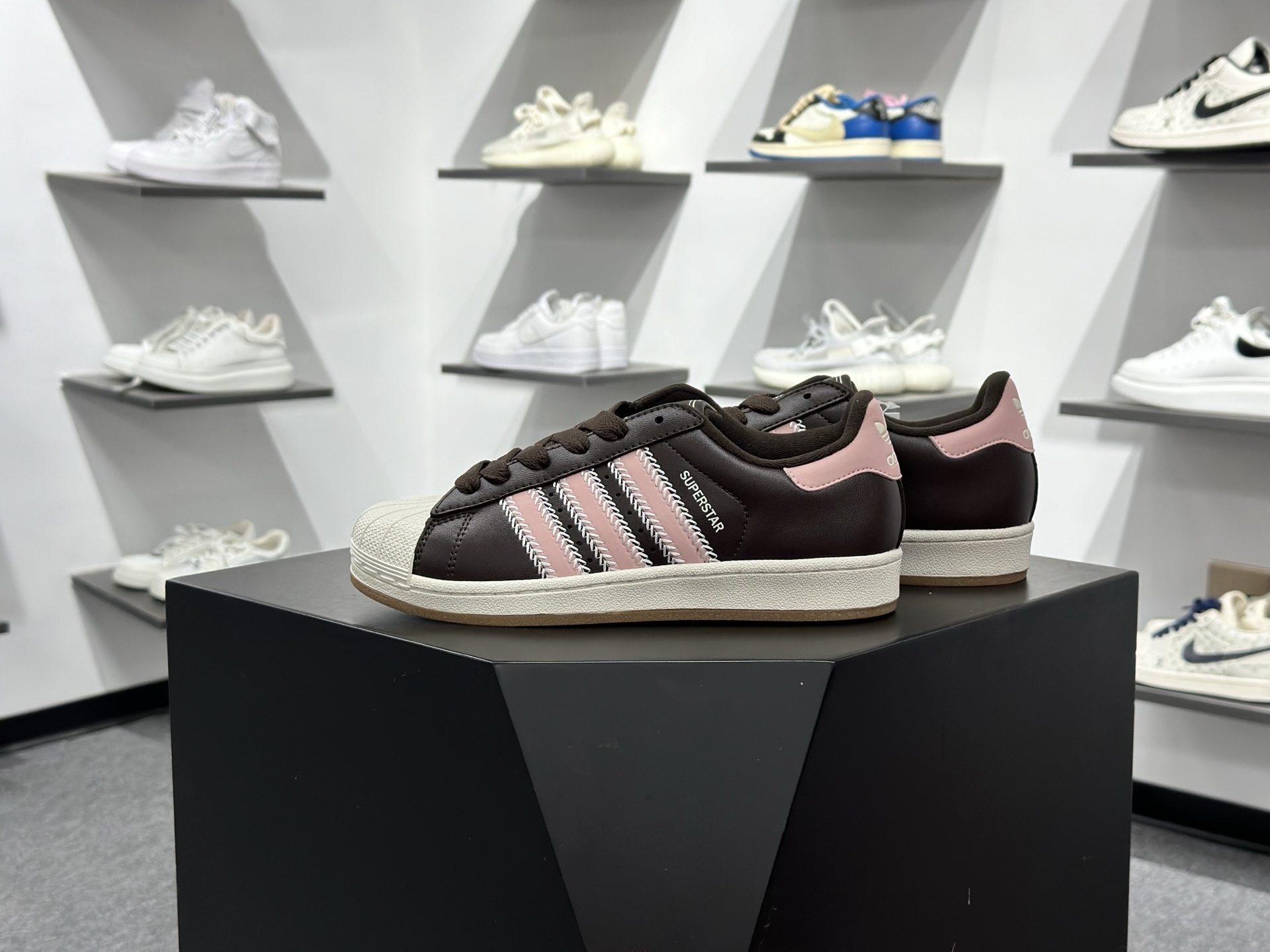 三叶草Adidas Originals Superstar ”Beige/Brown/Pink”经典贝壳头系列低帮百搭休闲运动板鞋“皮革米白棕粉”JP8167