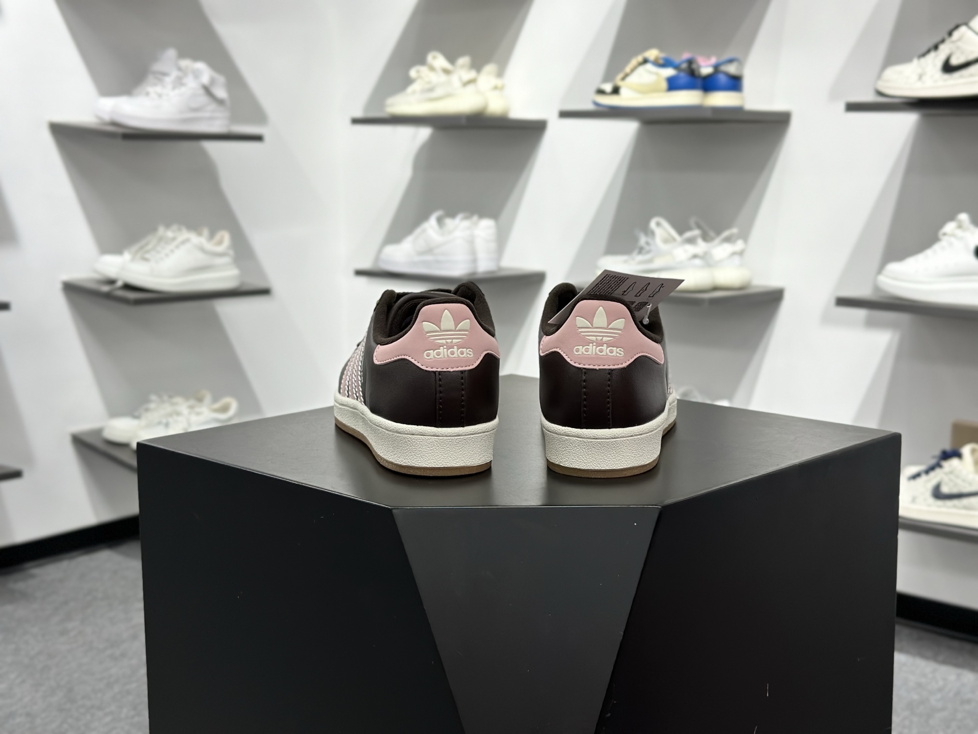 三叶草Adidas Originals Superstar ”Beige/Brown/Pink”经典贝壳头系列低帮百搭休闲运动板鞋“皮革米白棕粉”JP8167