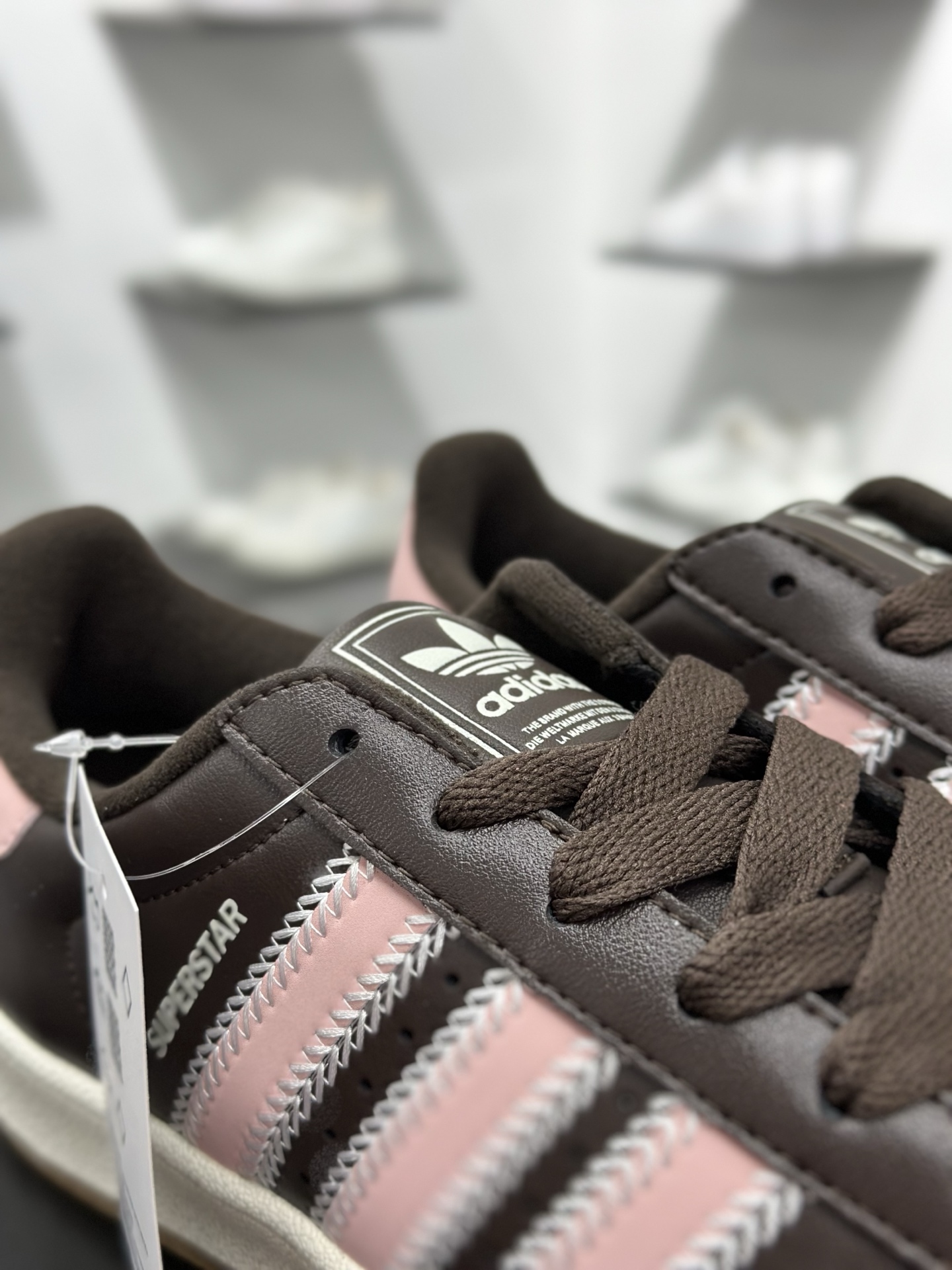 三叶草Adidas Originals Superstar ”Beige/Brown/Pink”经典贝壳头系列低帮百搭休闲运动板鞋“皮革米白棕粉”JP8167
