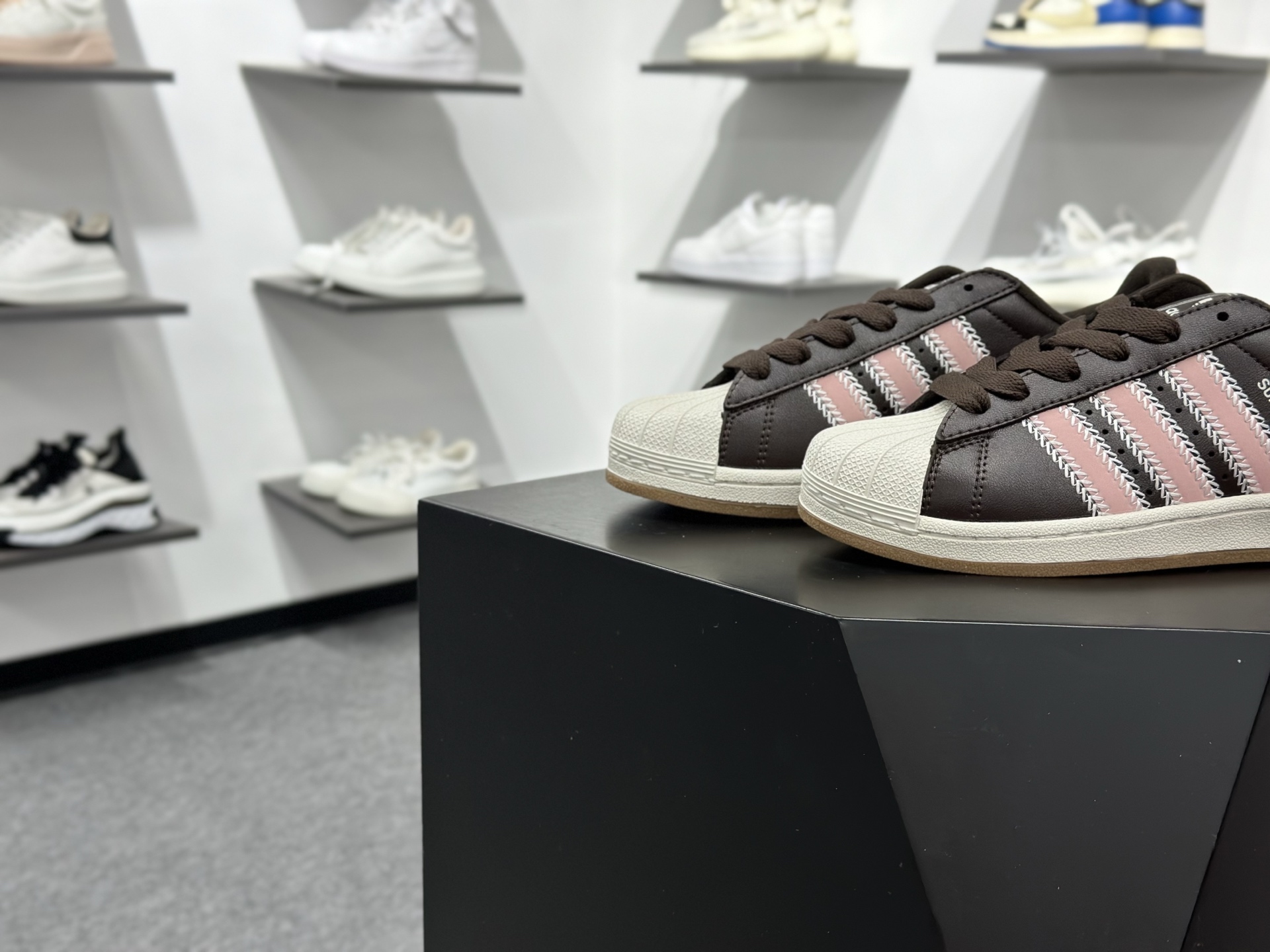 三叶草Adidas Originals Superstar ”Beige/Brown/Pink”经典贝壳头系列低帮百搭休闲运动板鞋“皮革米白棕粉”JP8167