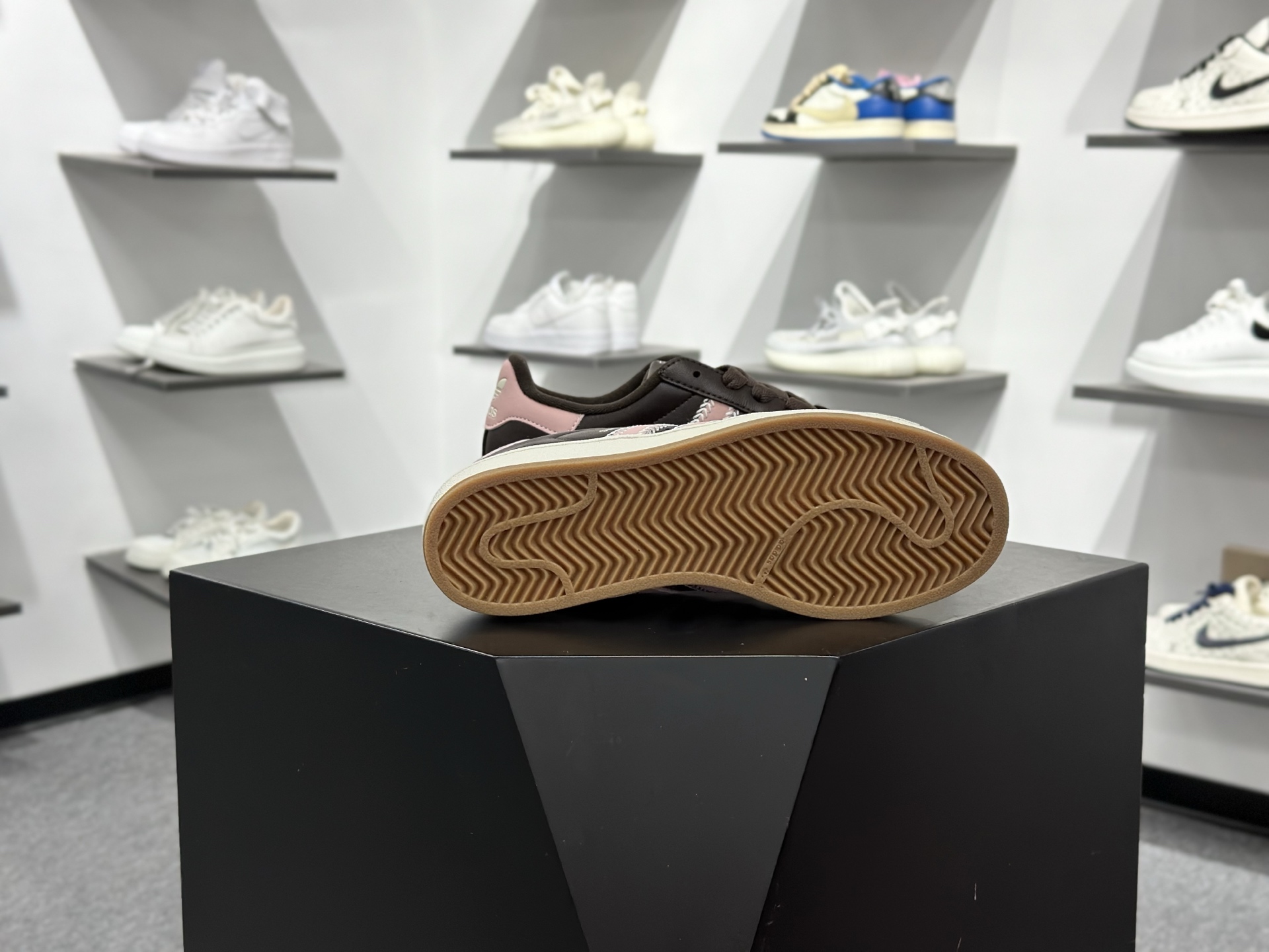 三叶草Adidas Originals Superstar ”Beige/Brown/Pink”经典贝壳头系列低帮百搭休闲运动板鞋“皮革米白棕粉”JP8167