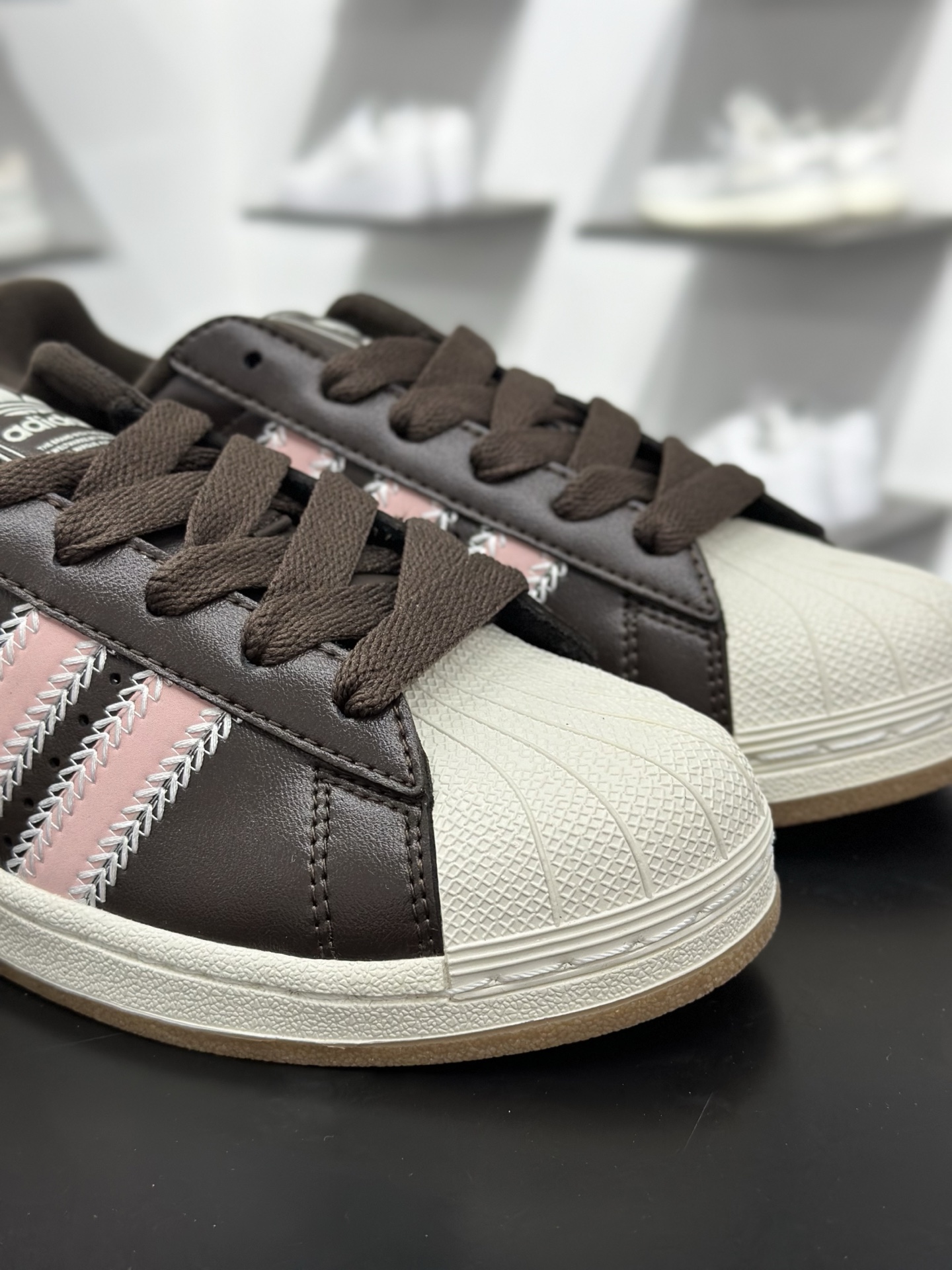 三叶草Adidas Originals Superstar ”Beige/Brown/Pink”经典贝壳头系列低帮百搭休闲运动板鞋“皮革米白棕粉”JP8167