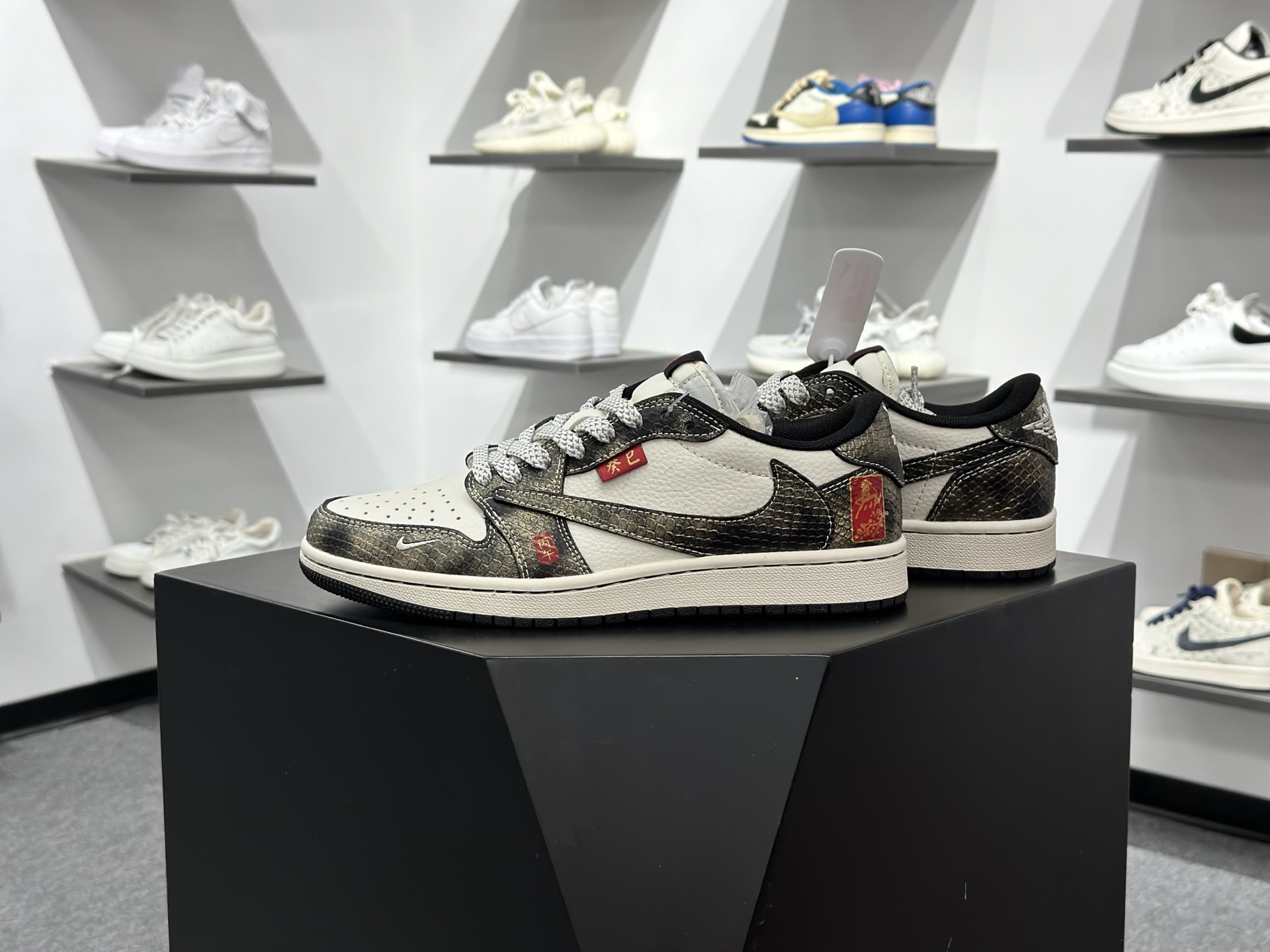 Nike Air Jordan 1 x Travis Scott AJ1倒勾 乔一倒钩 ‘DIY’定制 耐克 低帮文化篮球鞋 YX5066-C09
