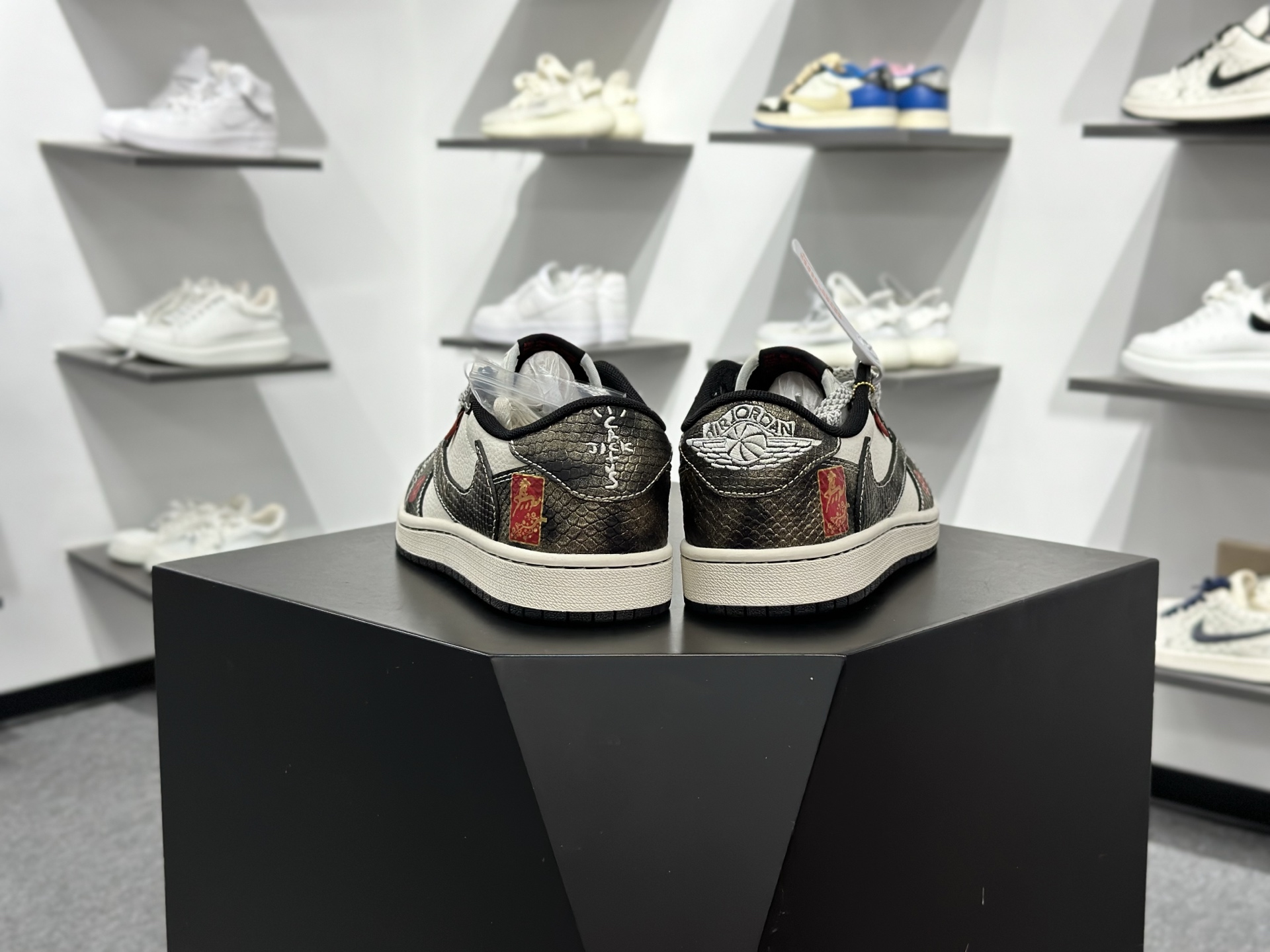 Nike Air Jordan 1 x Travis Scott AJ1倒勾 乔一倒钩 ‘DIY’定制 耐克 低帮文化篮球鞋 YX5066-C09