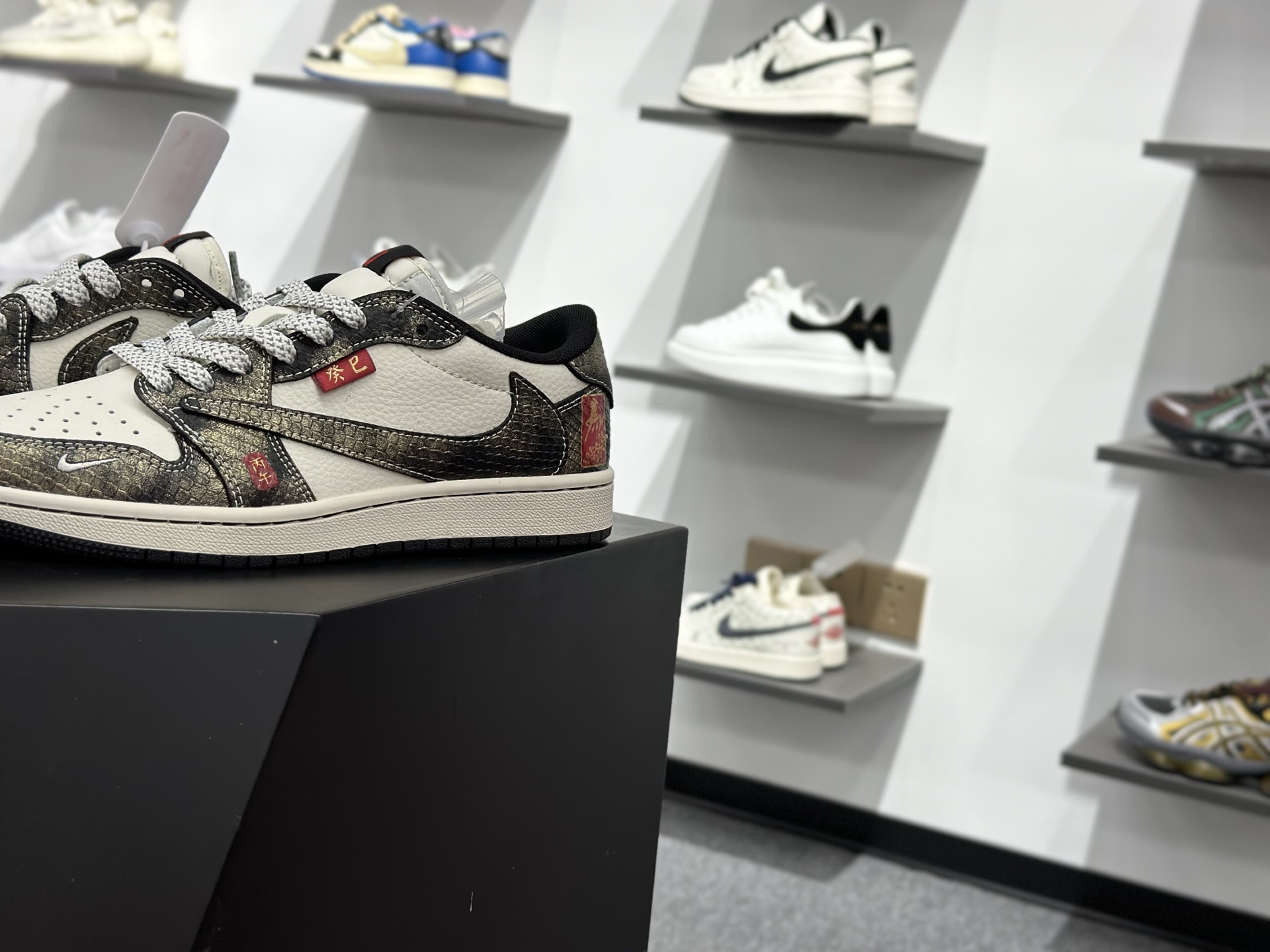 Nike Air Jordan 1 x Travis Scott AJ1倒勾 乔一倒钩 ‘DIY’定制 耐克 低帮文化篮球鞋 YX5066-C09