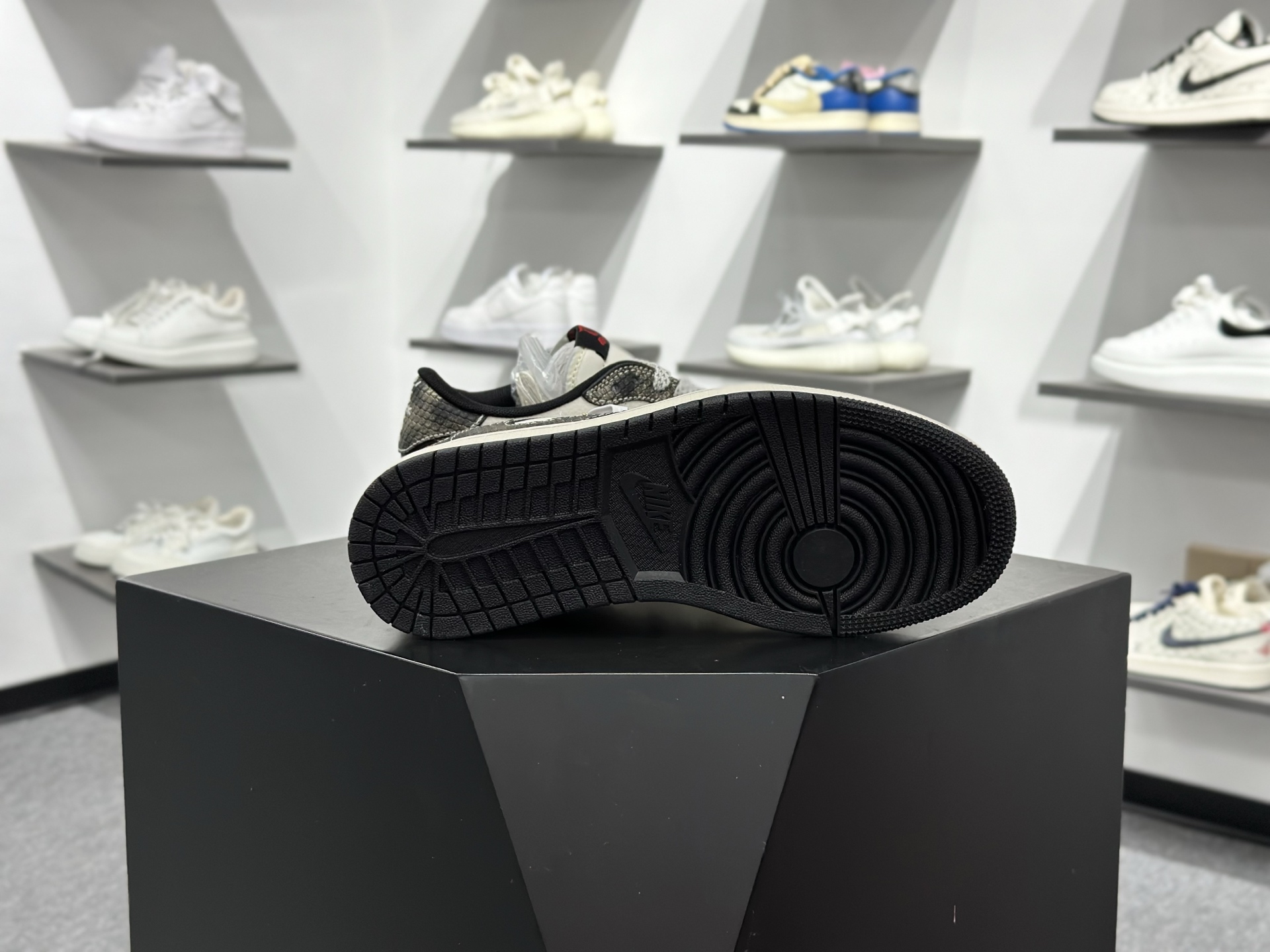 Nike Air Jordan 1 x Travis Scott AJ1倒勾 乔一倒钩 ‘DIY’定制 耐克 低帮文化篮球鞋 YX5066-C09