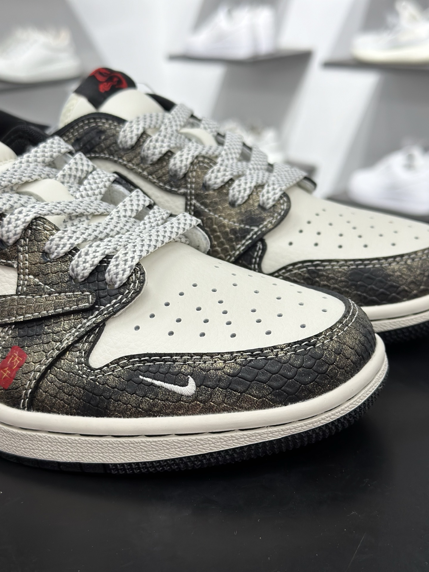 Nike Air Jordan 1 x Travis Scott AJ1倒勾 乔一倒钩 ‘DIY’定制 耐克 低帮文化篮球鞋 YX5066-C09