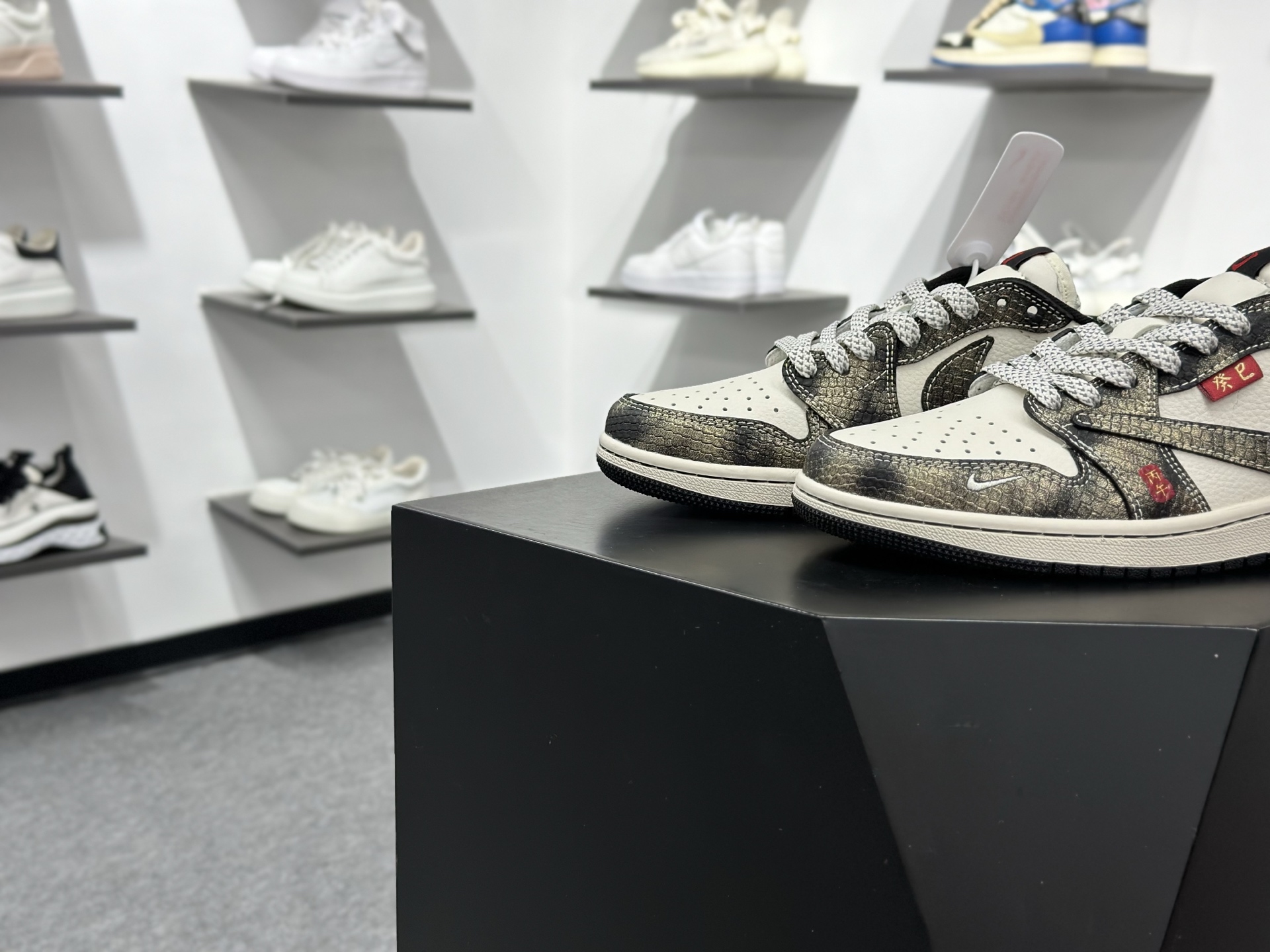 Nike Air Jordan 1 x Travis Scott AJ1倒勾 乔一倒钩 ‘DIY’定制 耐克 低帮文化篮球鞋 YX5066-C09