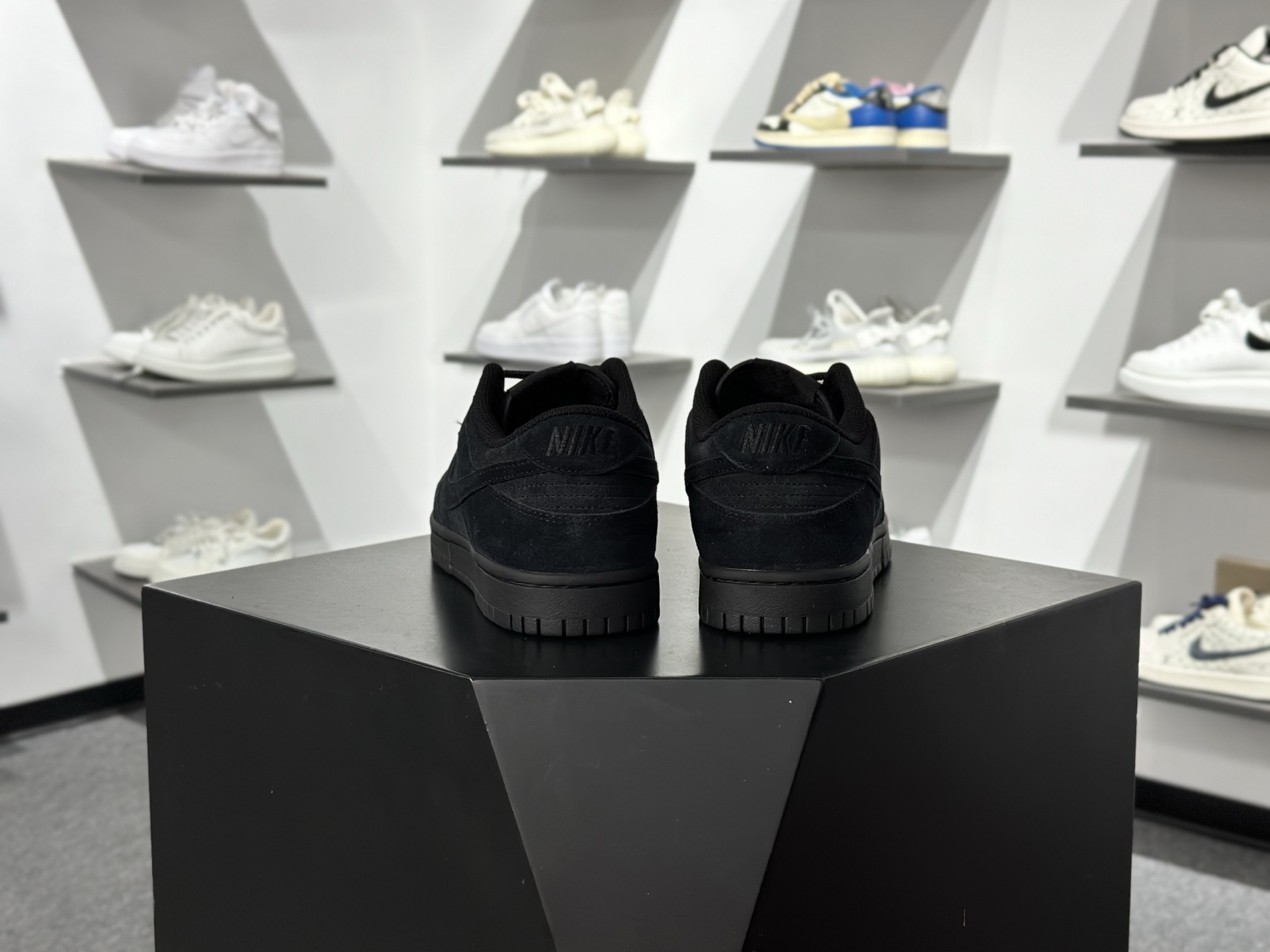 NIKE SB Dunk Low 纯黑绒毛 性价比天花板 极力推荐 IB6651-001-Chinese wholesaler seller Clothes Bags handbags wholesale Shoes High Quatity wholesaler seller Cheap Sneakers from China Factory Chinese suppliers china wholesale clothing wholesaler seller NIKE SB Dunk Low 纯黑绒毛 性价比天花板 极力推荐 IB6651-001