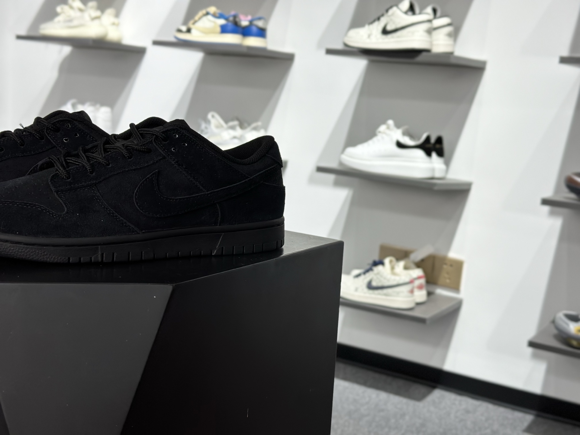 NIKE SB Dunk Low 纯黑绒毛 性价比天花板 极力推荐 IB6651-001-Chinese wholesaler seller Clothes Bags handbags wholesale Shoes High Quatity wholesaler seller Cheap Sneakers from China Factory Chinese suppliers china wholesale clothing wholesaler seller NIKE SB Dunk Low 纯黑绒毛 性价比天花板 极力推荐 IB6651-001