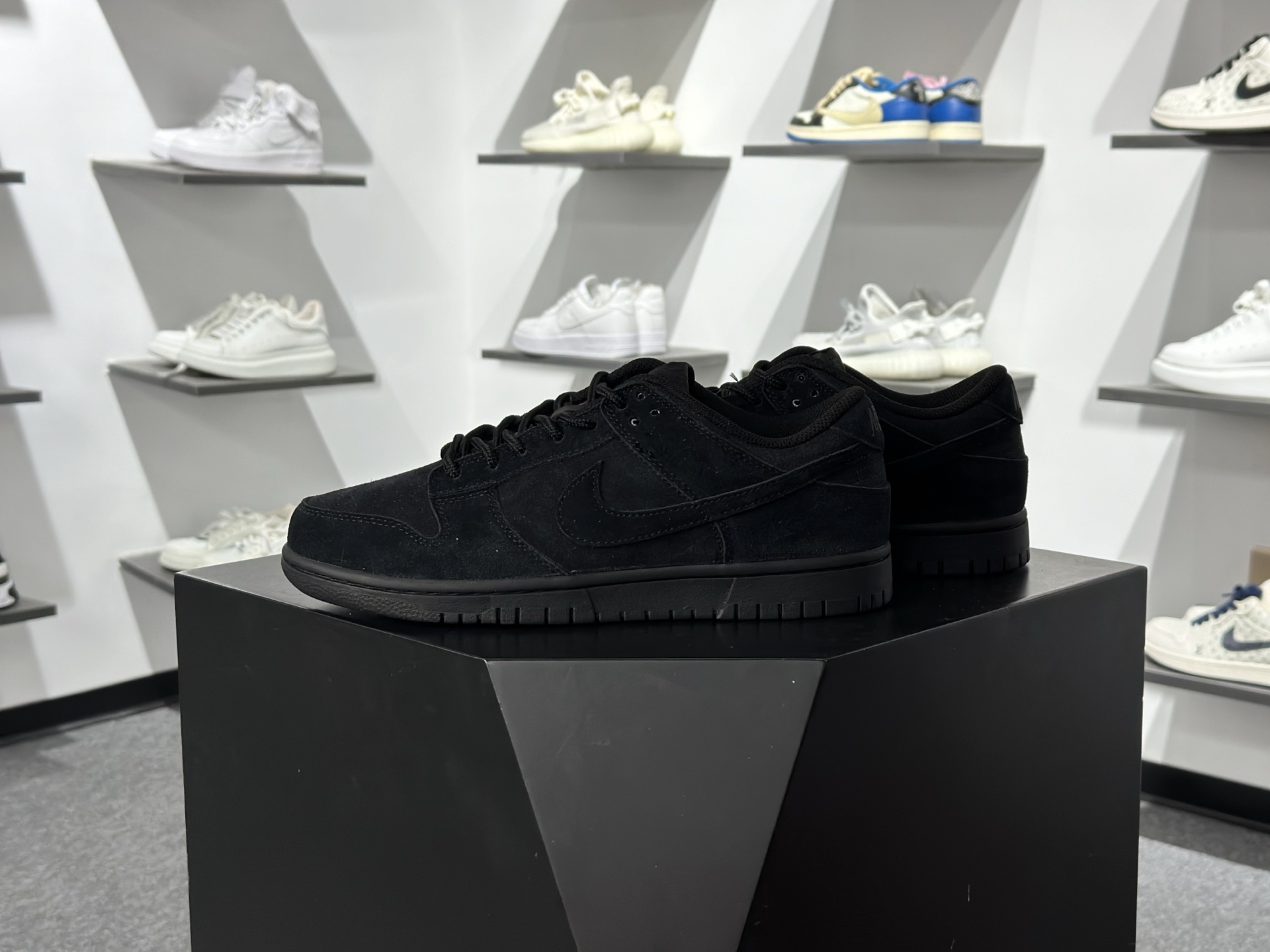 NIKE SB Dunk Low 纯黑绒毛 性价比天花板 极力推荐 IB6651-001-Chinese wholesaler seller Clothes Bags handbags wholesale Shoes High Quatity wholesaler seller Cheap Sneakers from China Factory Chinese suppliers china wholesale clothing wholesaler seller NIKE SB Dunk Low 纯黑绒毛 性价比天花板 极力推荐 IB6651-001